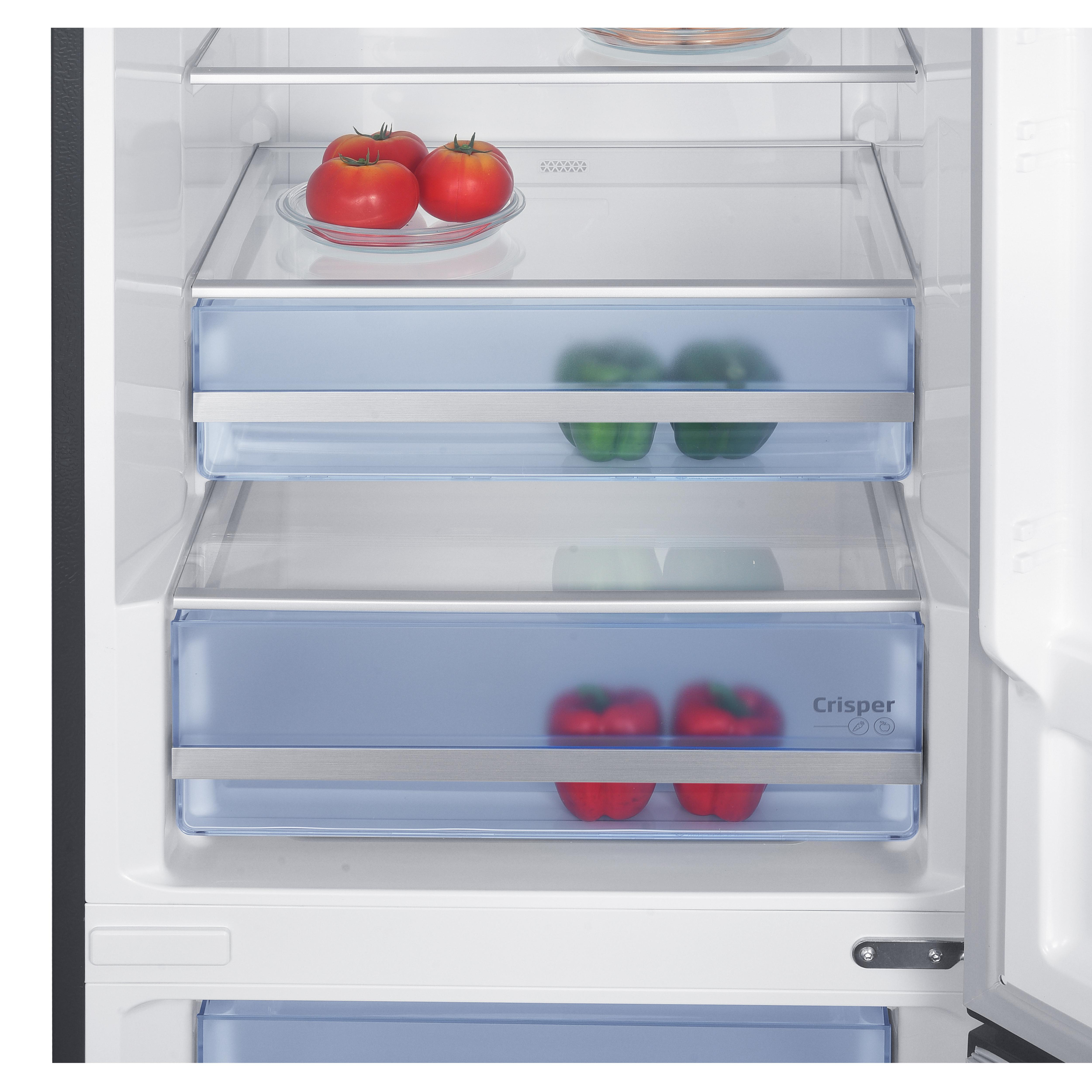 Innenansicht eines Kühlschranks mit Tomaten, Paprika und Schubladen.