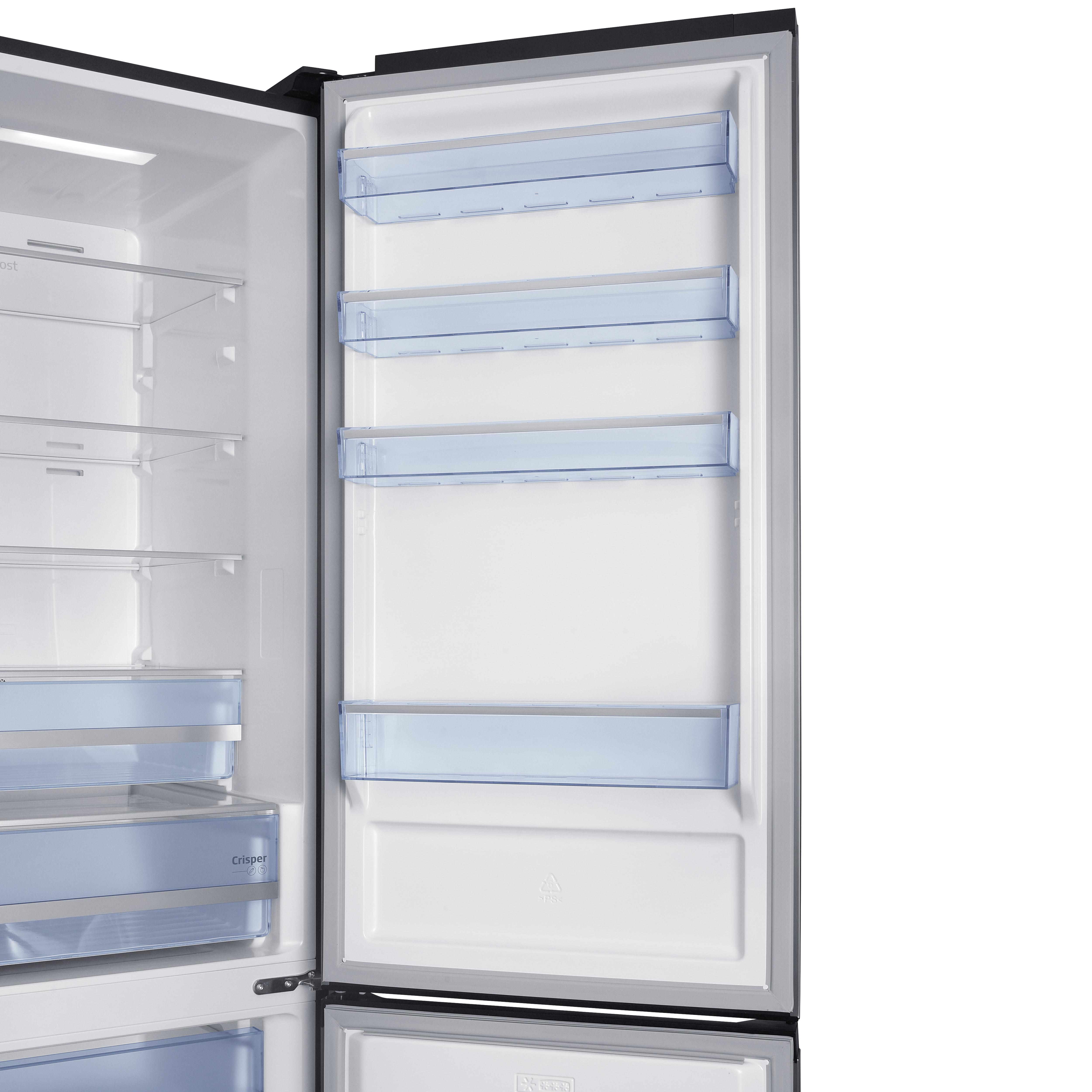 Ein offener Kühlschrank zeigt leere Regale und Schubladen.