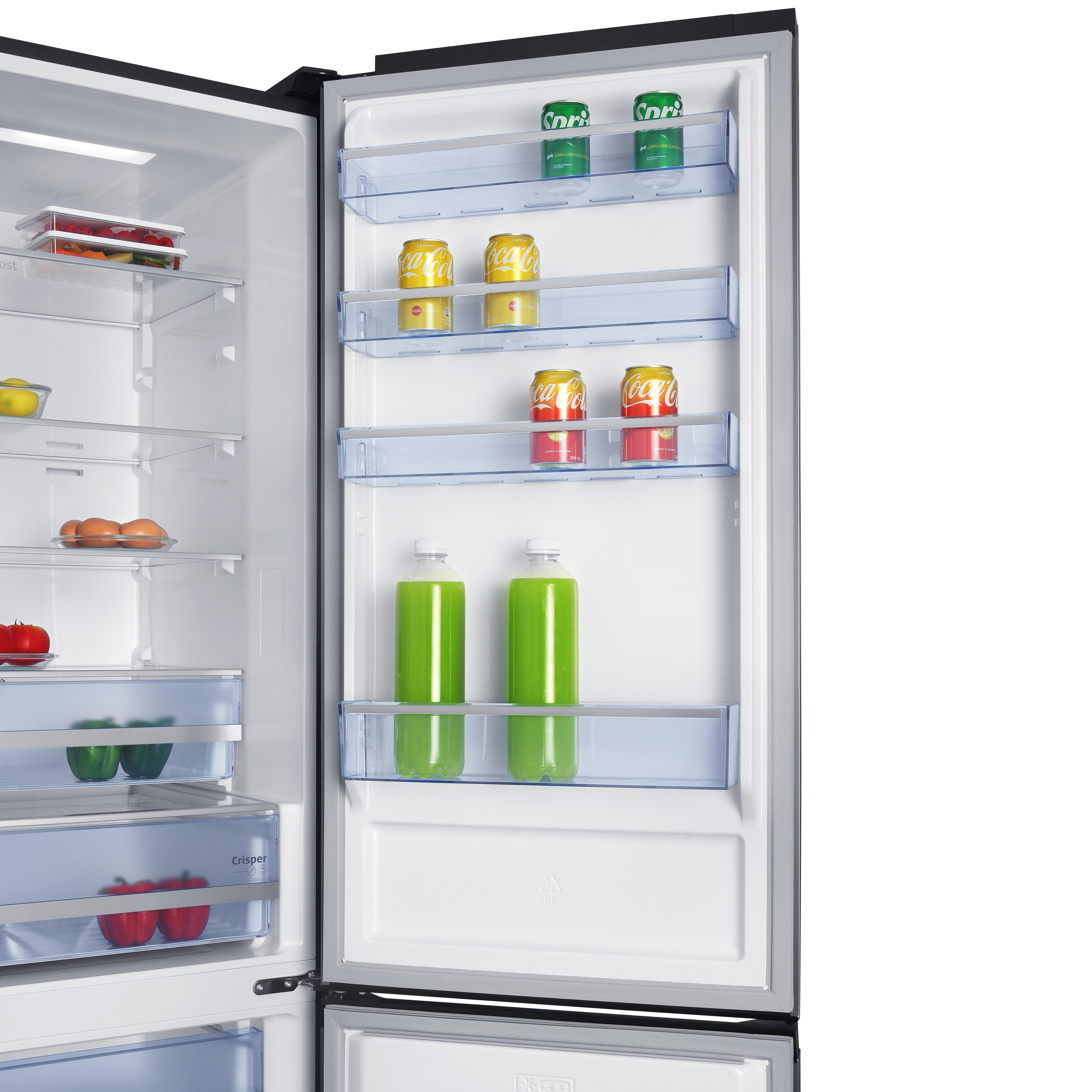 Ein offener Kühlschrank mit Getränken, Eiern und Gemüse auf verschiedenen Ebenen.