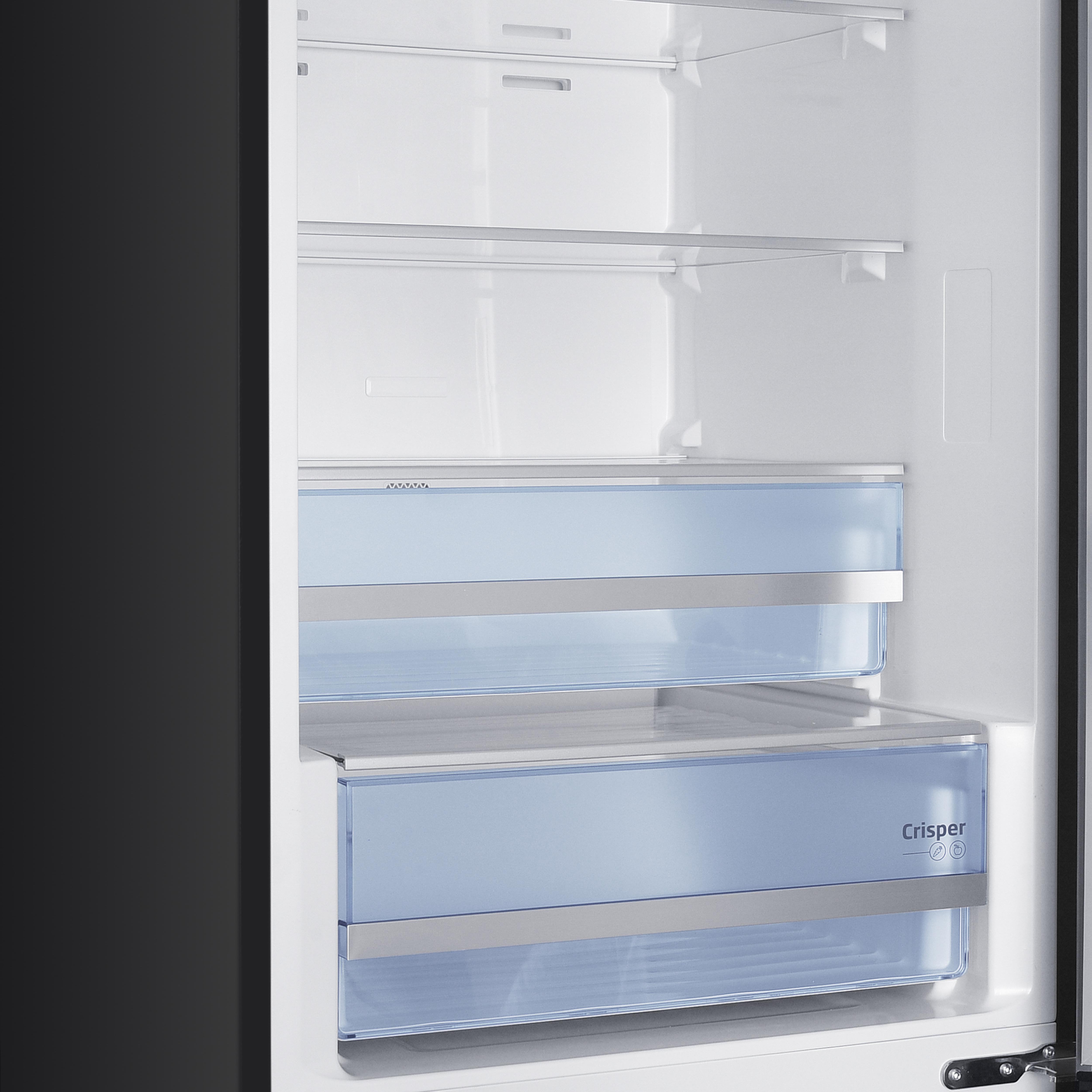 Innenraum eines leeren Kühlschranks mit Glasböden und blauen Crisper-Schubladen.