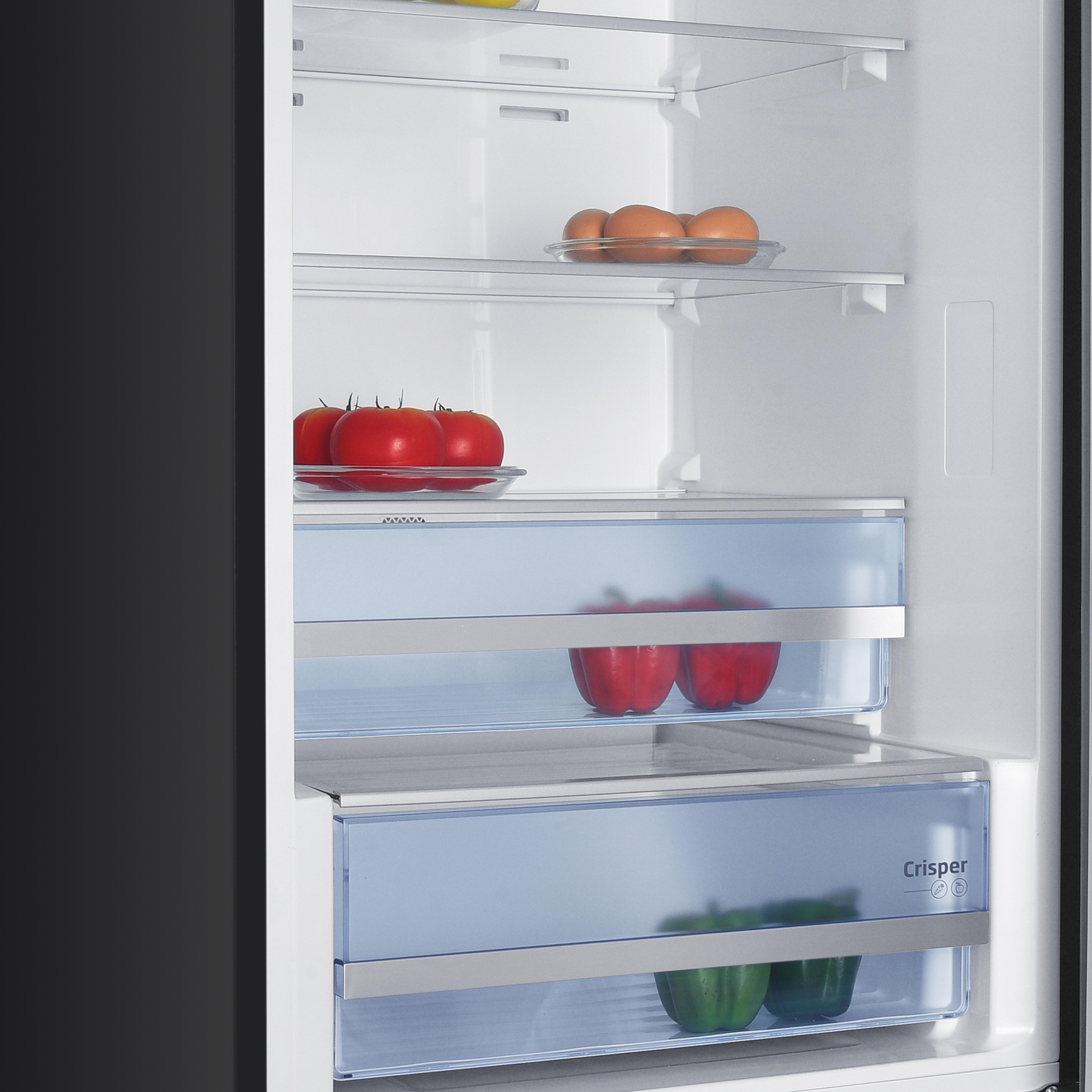 Innenansicht eines Kühlschranks mit Regalen für Eier, Tomaten, rote und grüne Paprika.