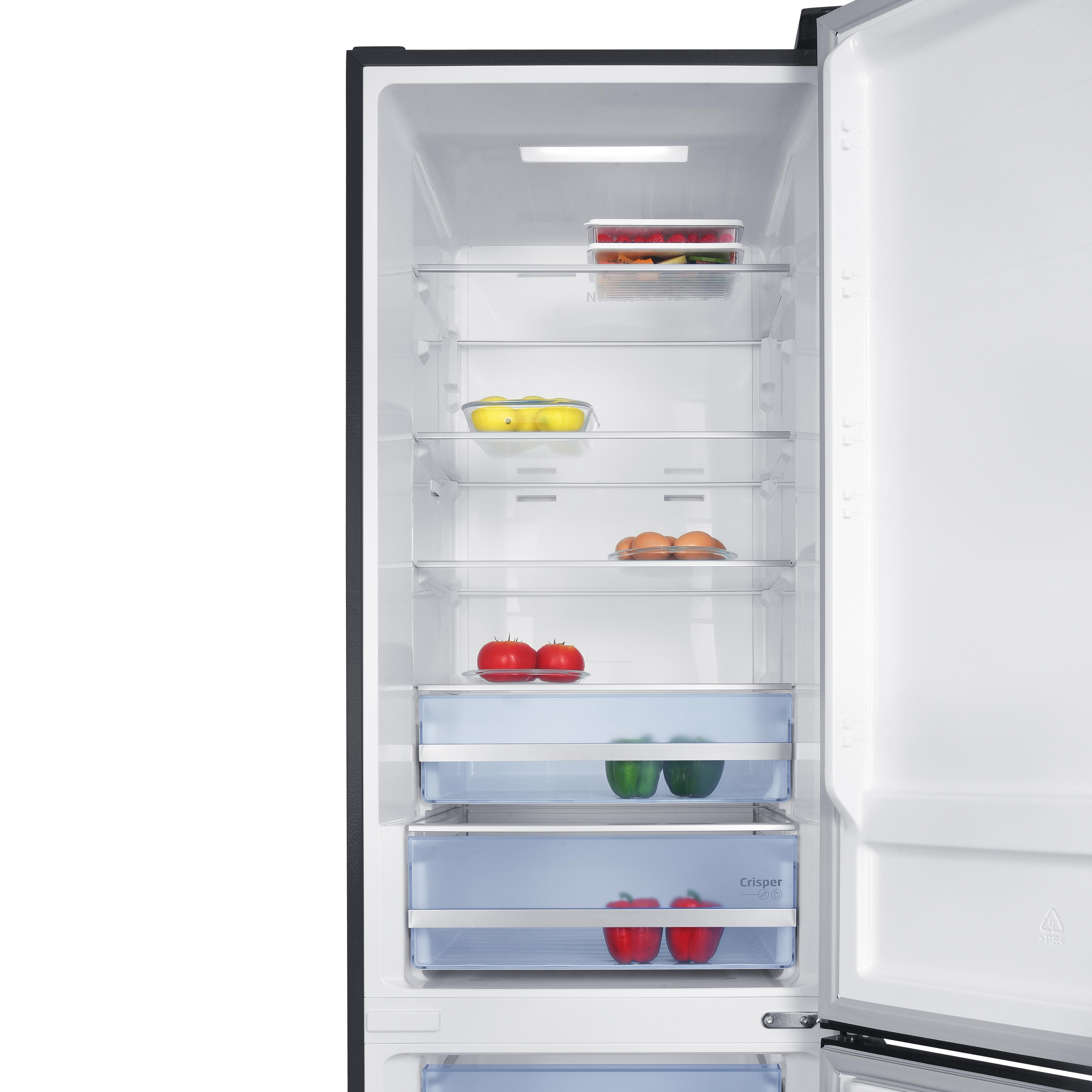 Ein offener Kühlschrank mit Lebensmitteln auf mehreren Regalen.