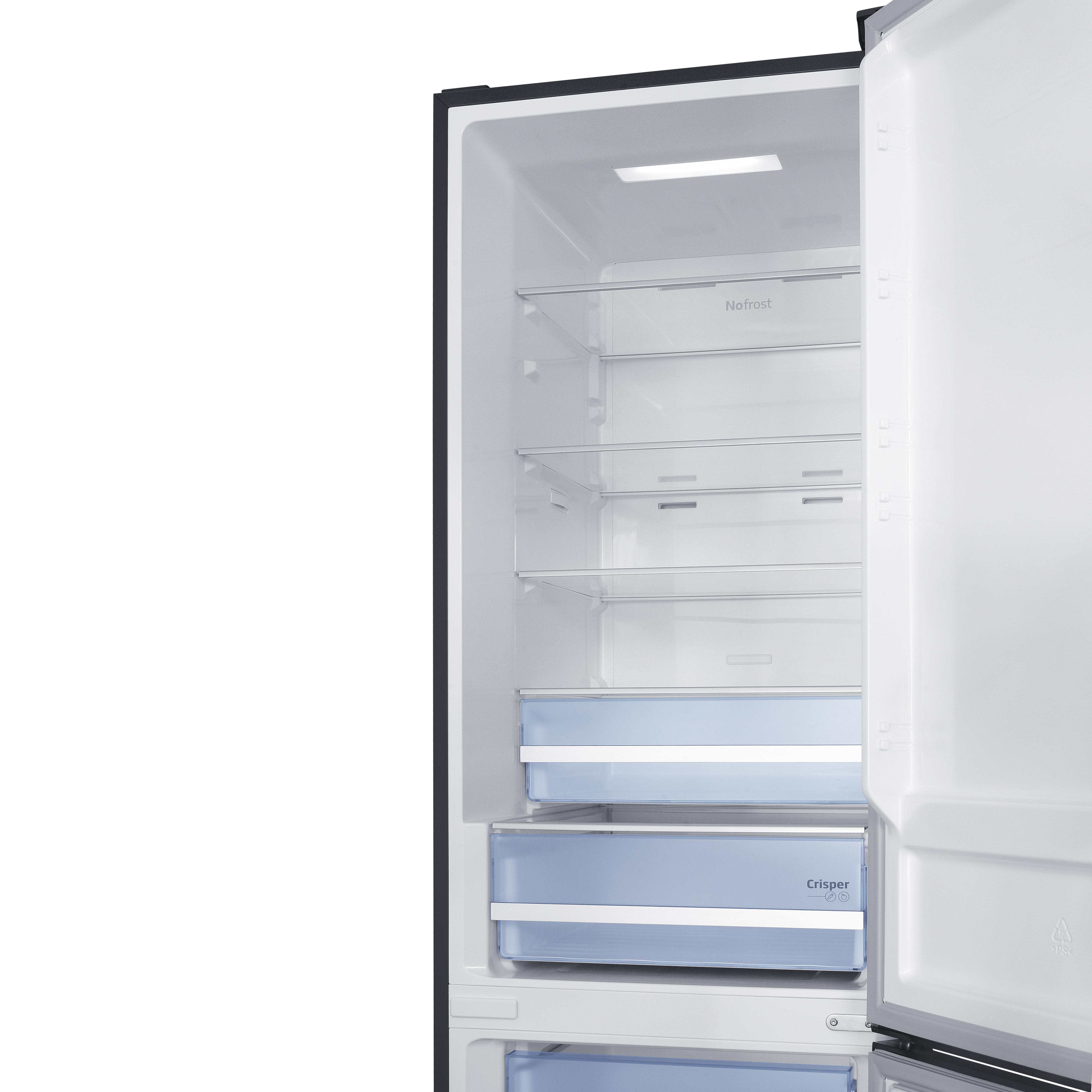 Ein offener Kühlschrank mit Regalen und blauen Crisper-Schubladen.