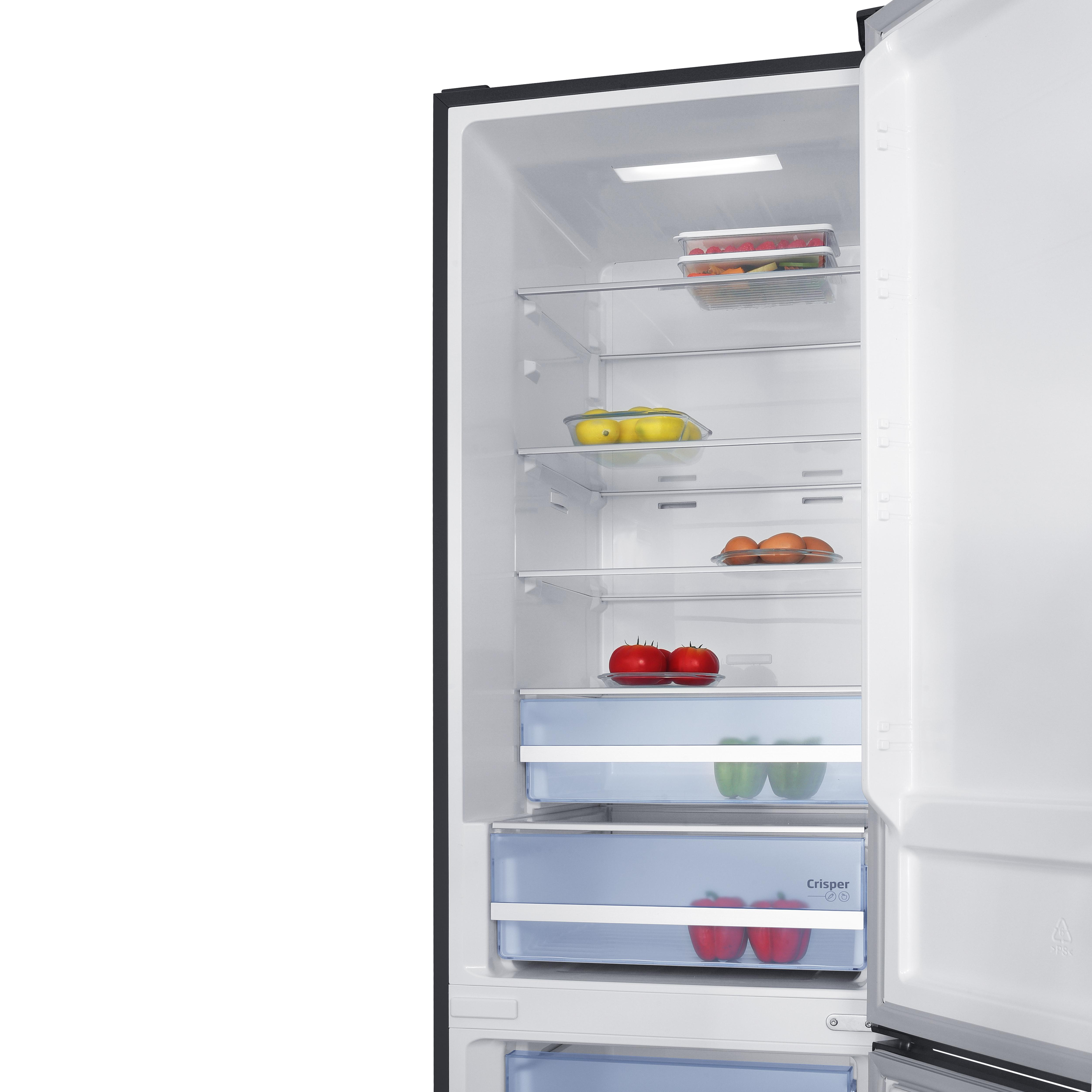 Ein offener Kühlschrank mit mehreren Fächern, gefüllt mit Obst und Gemüse.