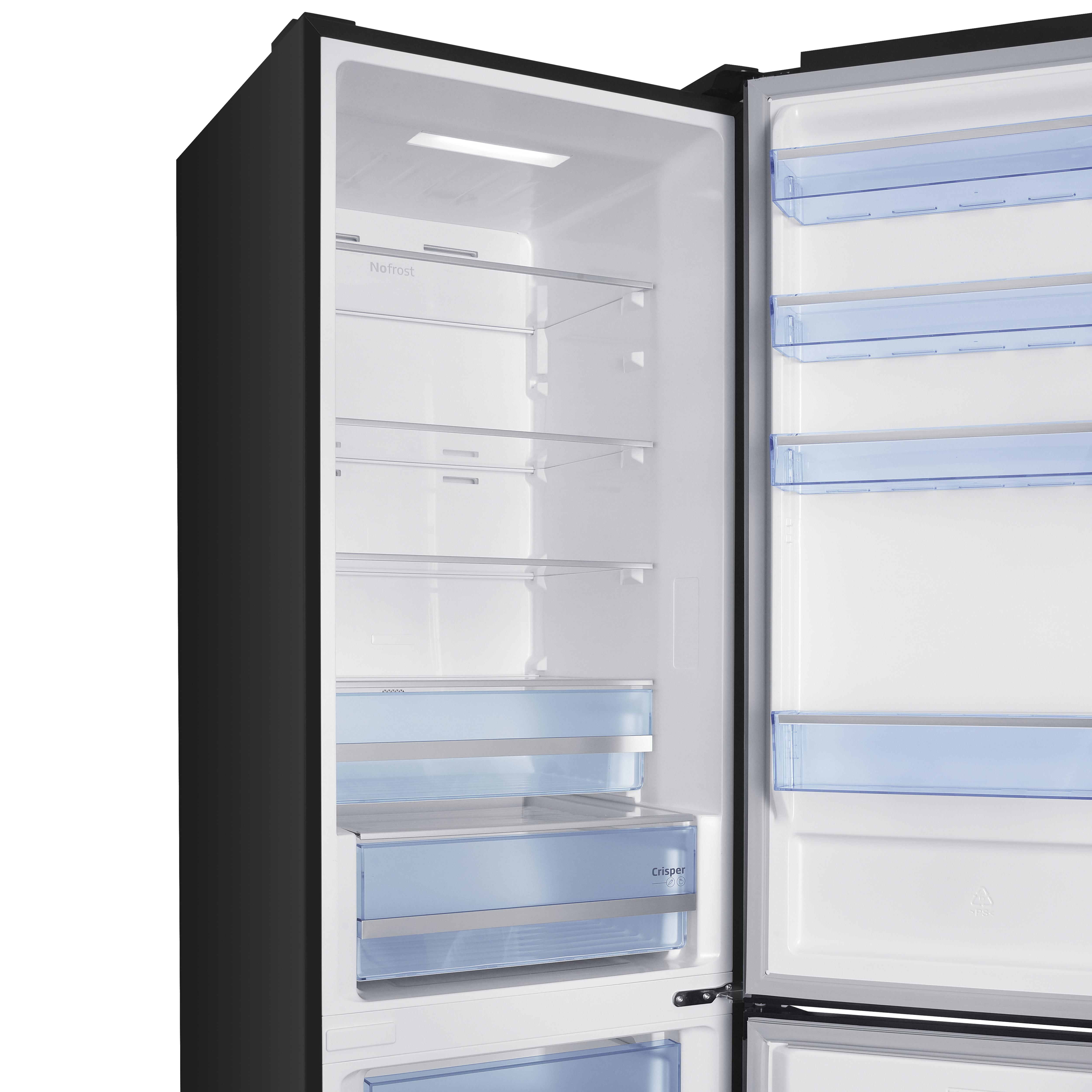 Ein offener schwarzer Kühlschrank mit weißen Innenfächern und blauen Schubladen.