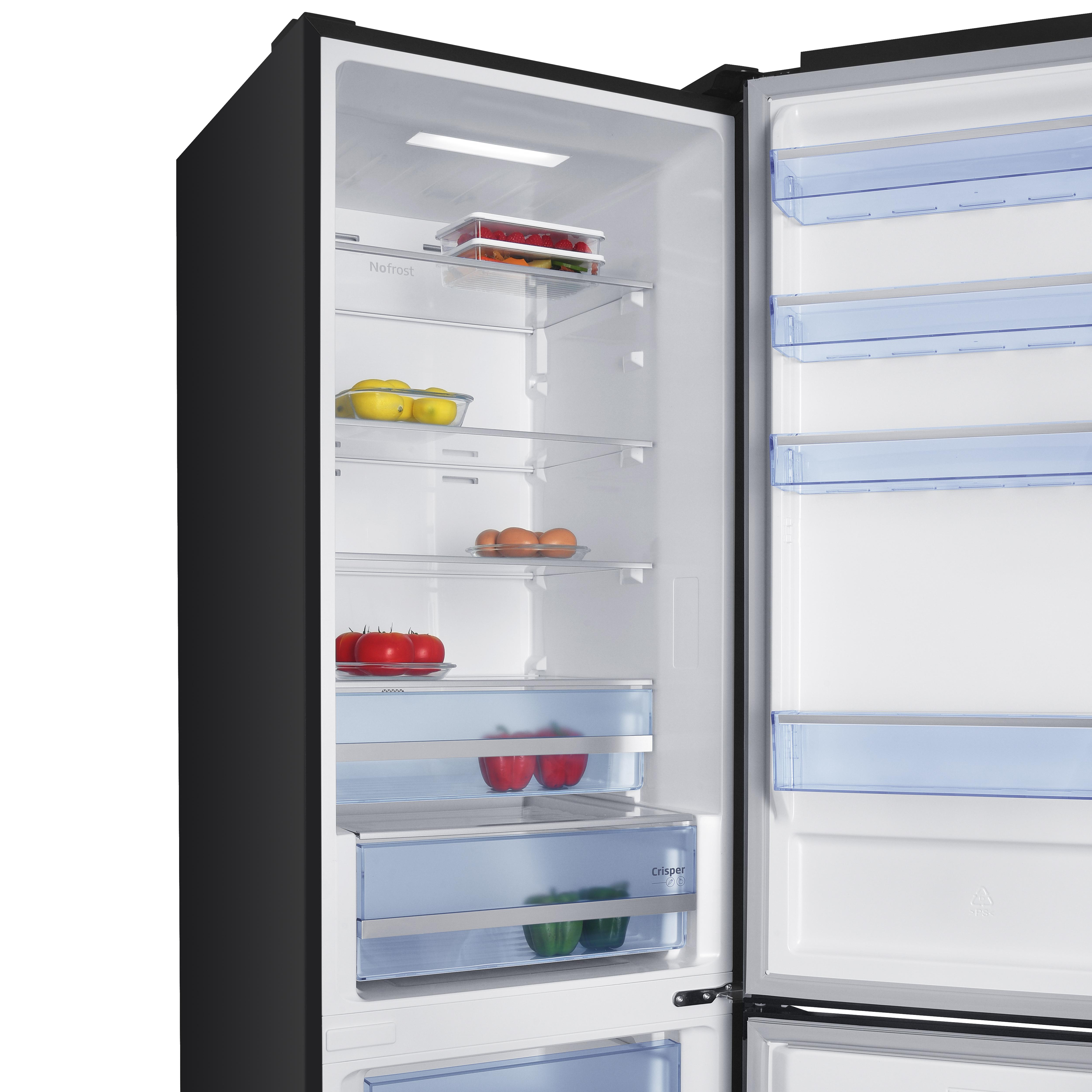 Ein offener schwarzer Kühlschrank mit Obst und Gemüse auf den Regalen.