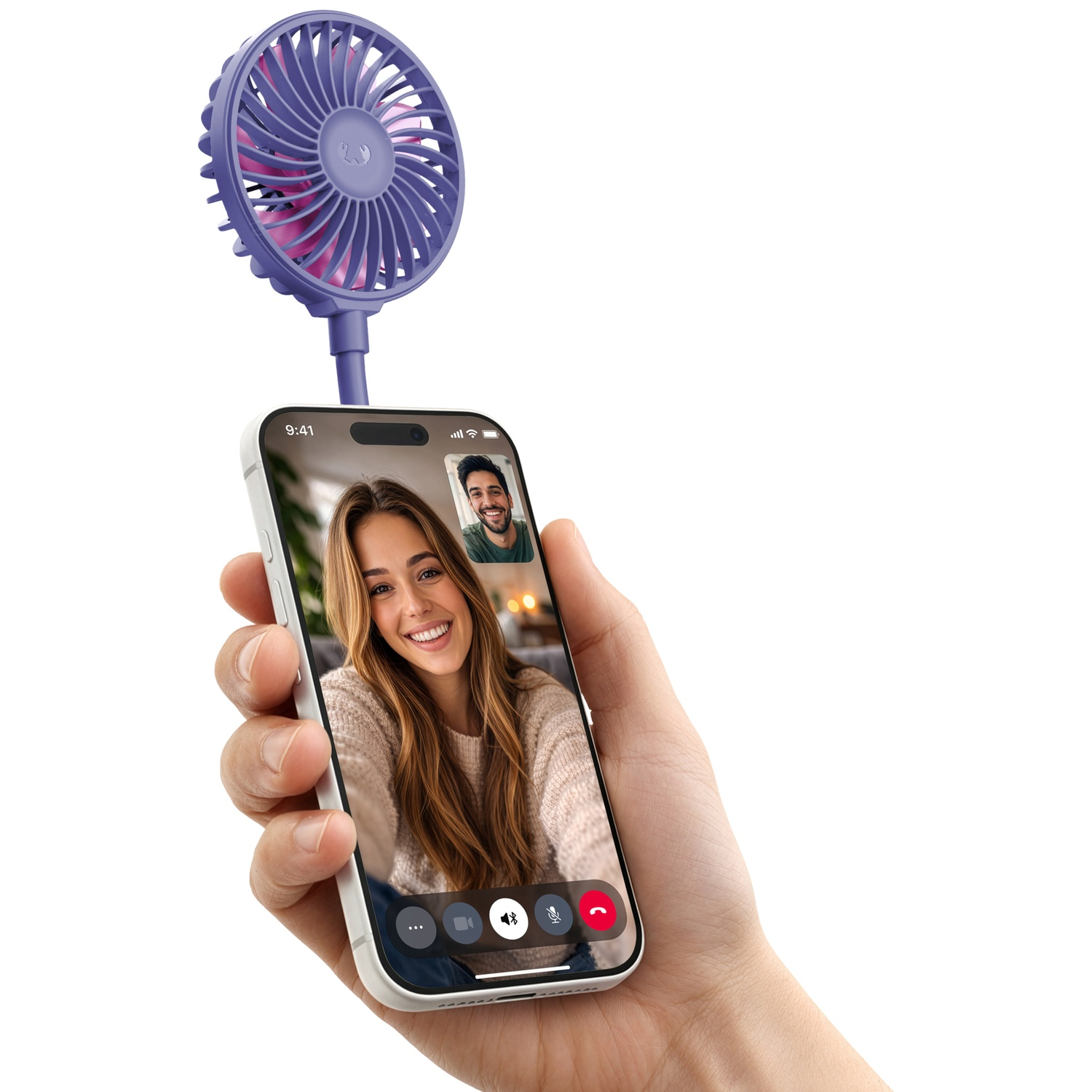 Een hand houdt een telefoon vast met een videogesprek van een vrouw en man. Een paarse ventilator is bevestigd.