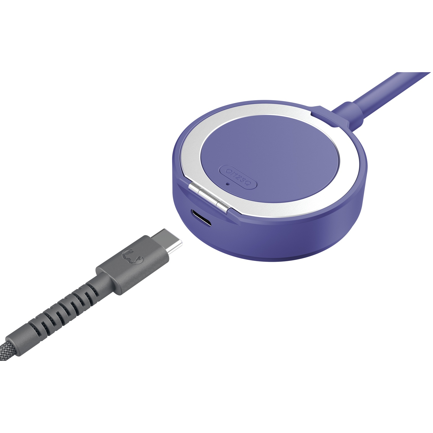 Een paarse ronde adapter met een grijze USB-C kabel ernaast.