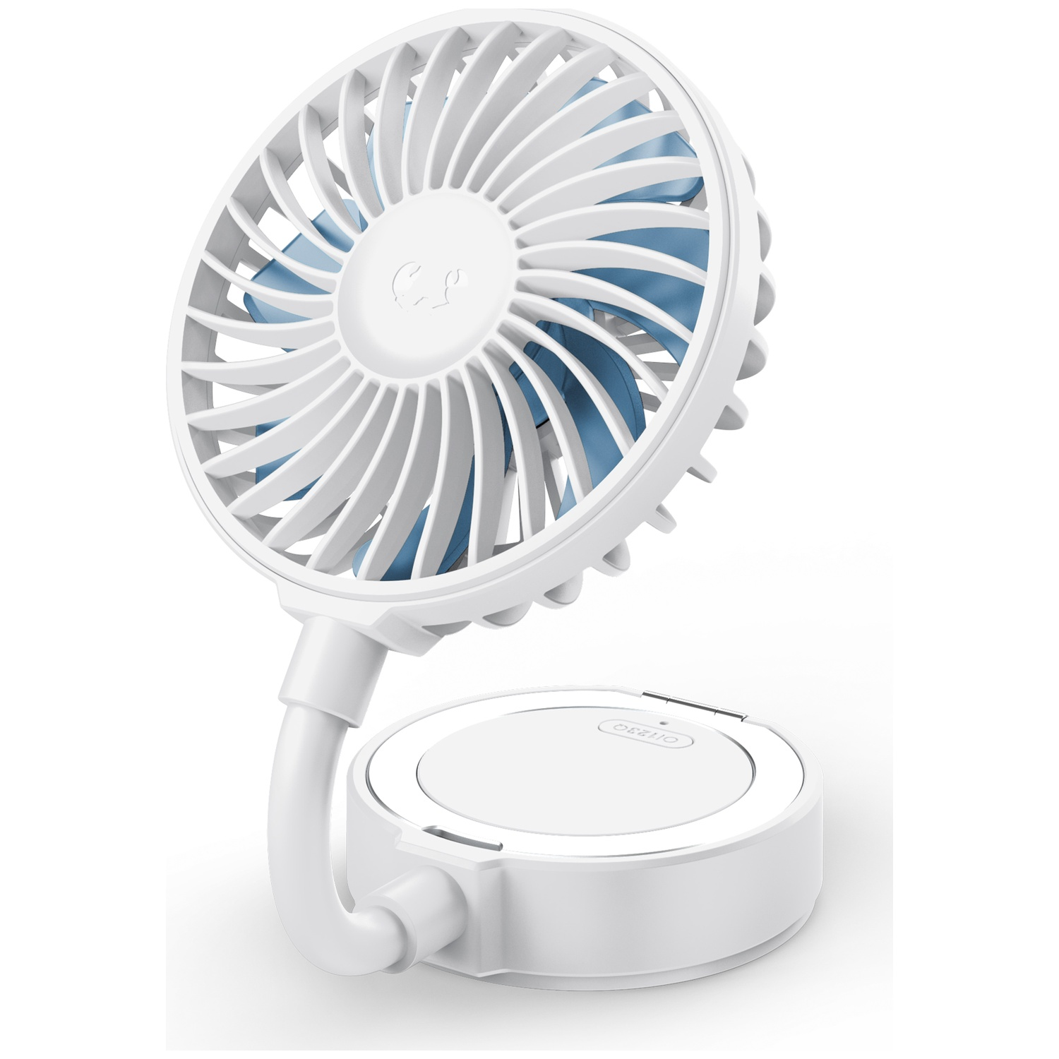 Een kleine witte ventilator met blauwe bladen staat op een ronde voet.