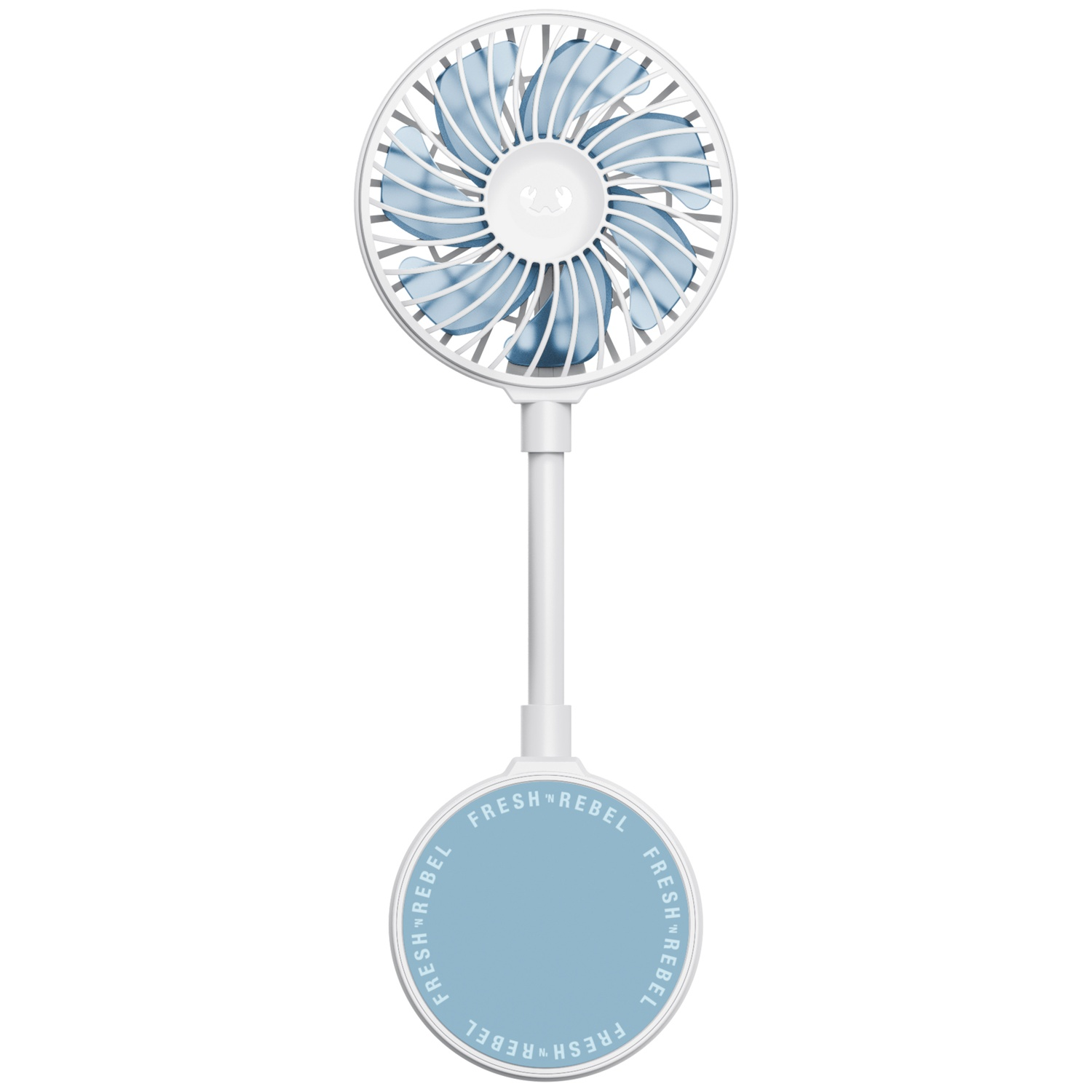 Een witte draagbare ventilator met blauwe bladen en een blauwe voet met 