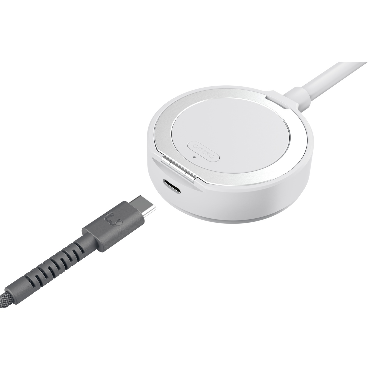 Een witte oplaadkabel met USB-C-connector naast een rond wit laadstation.