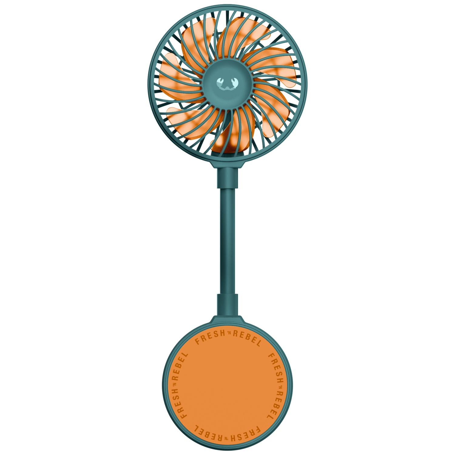 Een kleine, draagbare ventilator met oranje bladen en een teal-kleurige steel en voet.