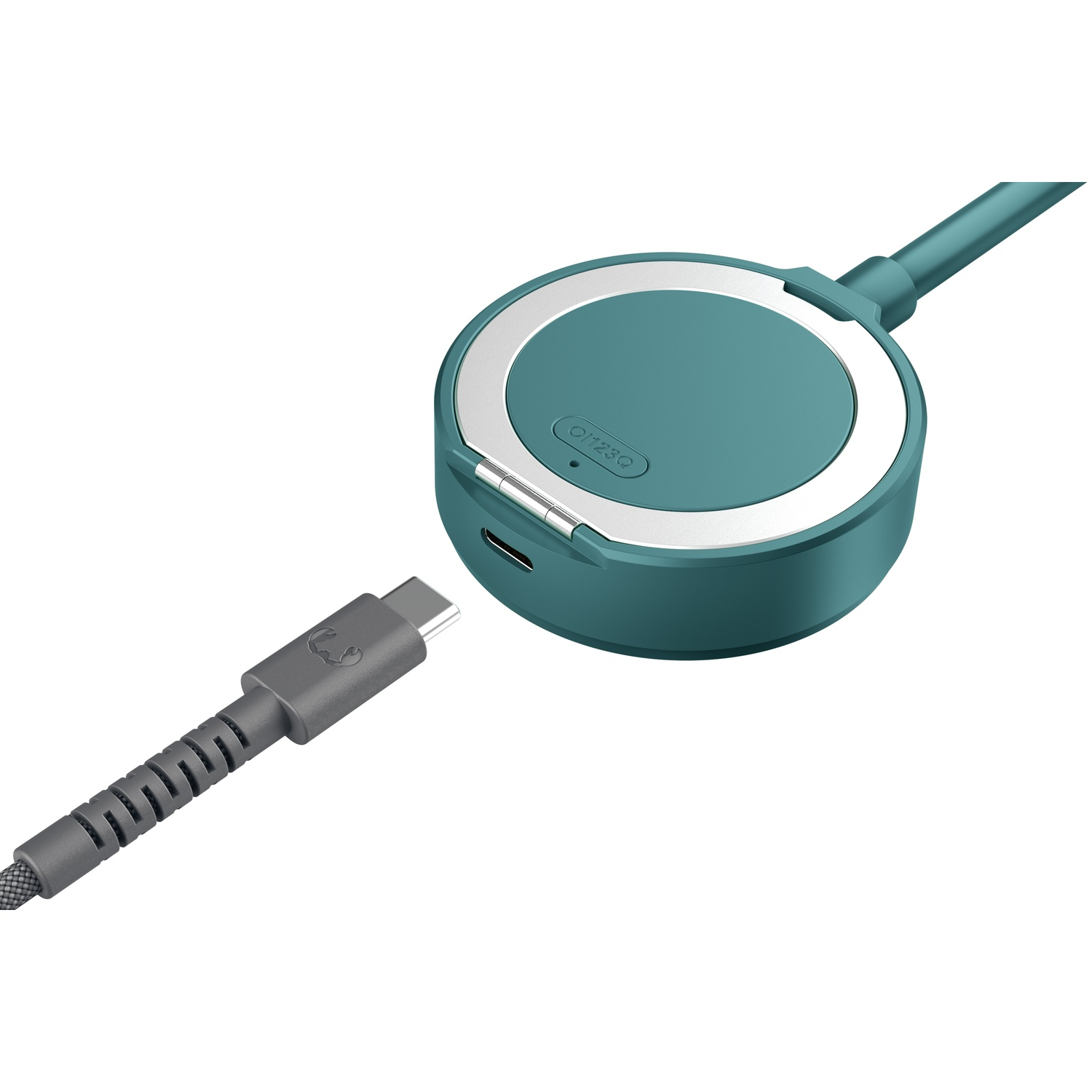 Een turkooizen ronde adapter met een USB-C-kabel ernaast.