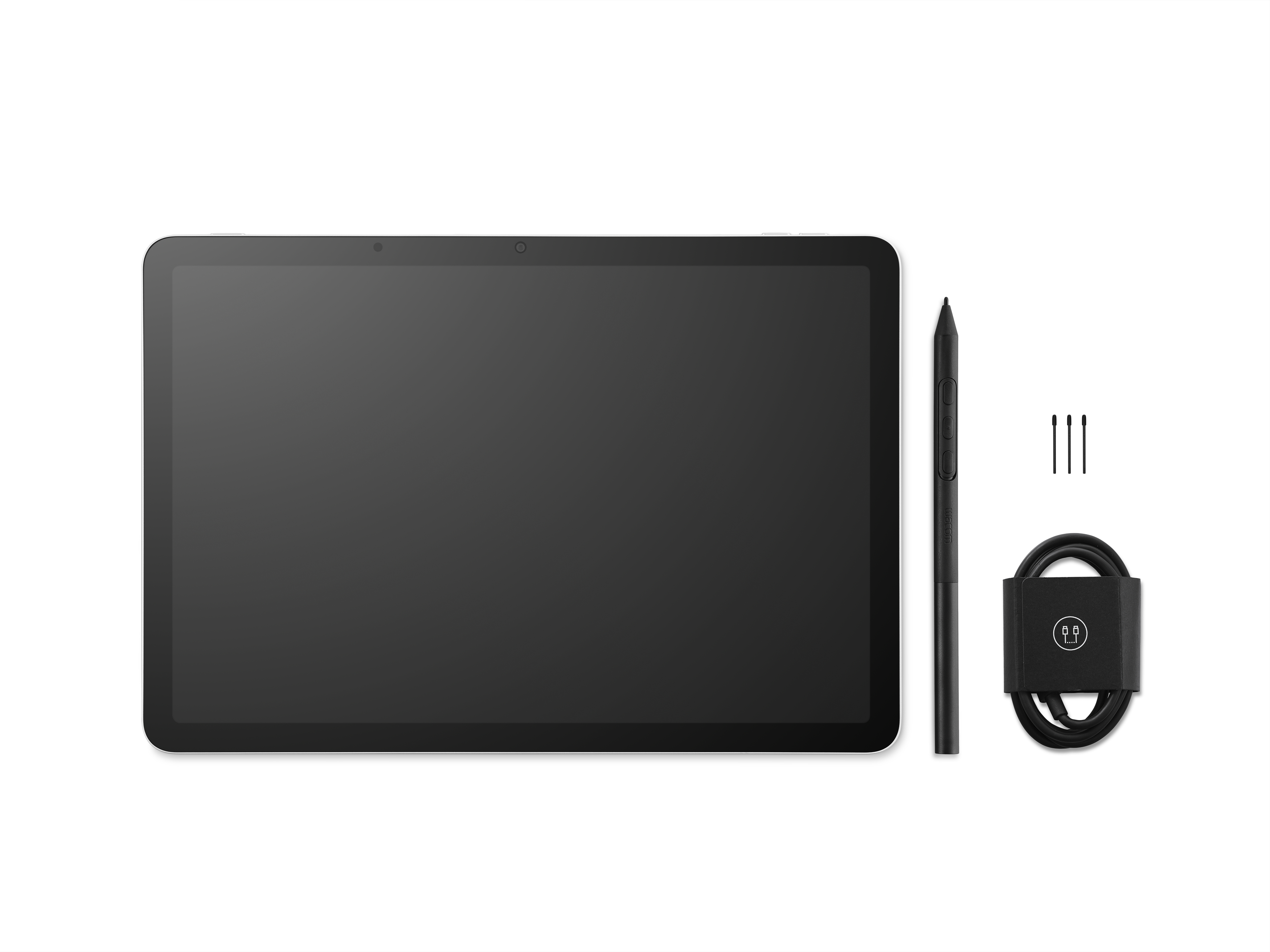 Ein schwarzes Tablet mit Stift, Ersatzspitzen und Kabel auf weißem Grund.