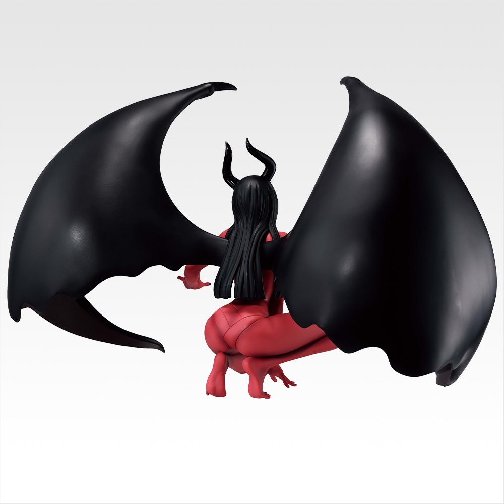 Una figura roja con alas negras y cuernos se agacha sobre fondo blanco.