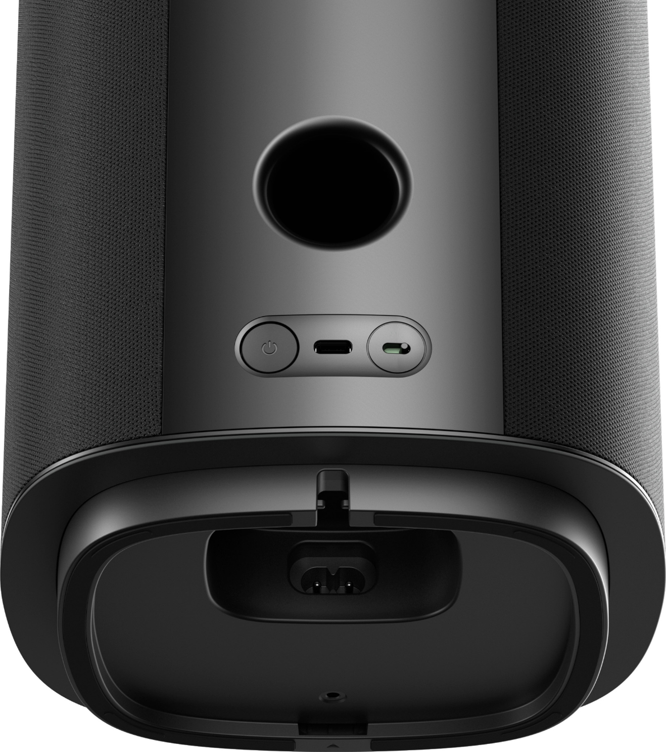 Haut-parleur noir avec bouton d'alimentation, port USB-C et base de charge.