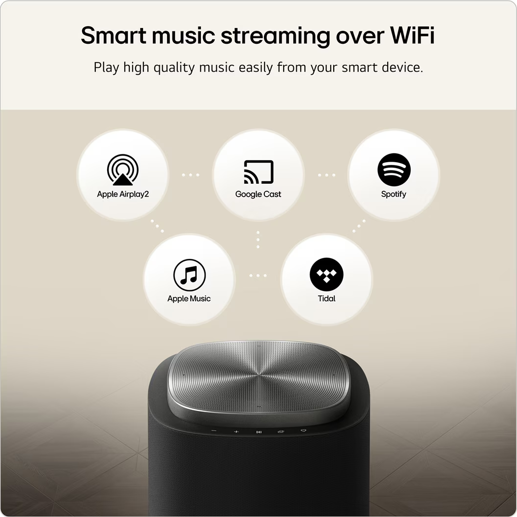 Un haut-parleur noir avec un dessus argenté affiche des services de streaming musical comme Apple Airplay2, Google Cast, Spotify, Apple Music et Tidal.