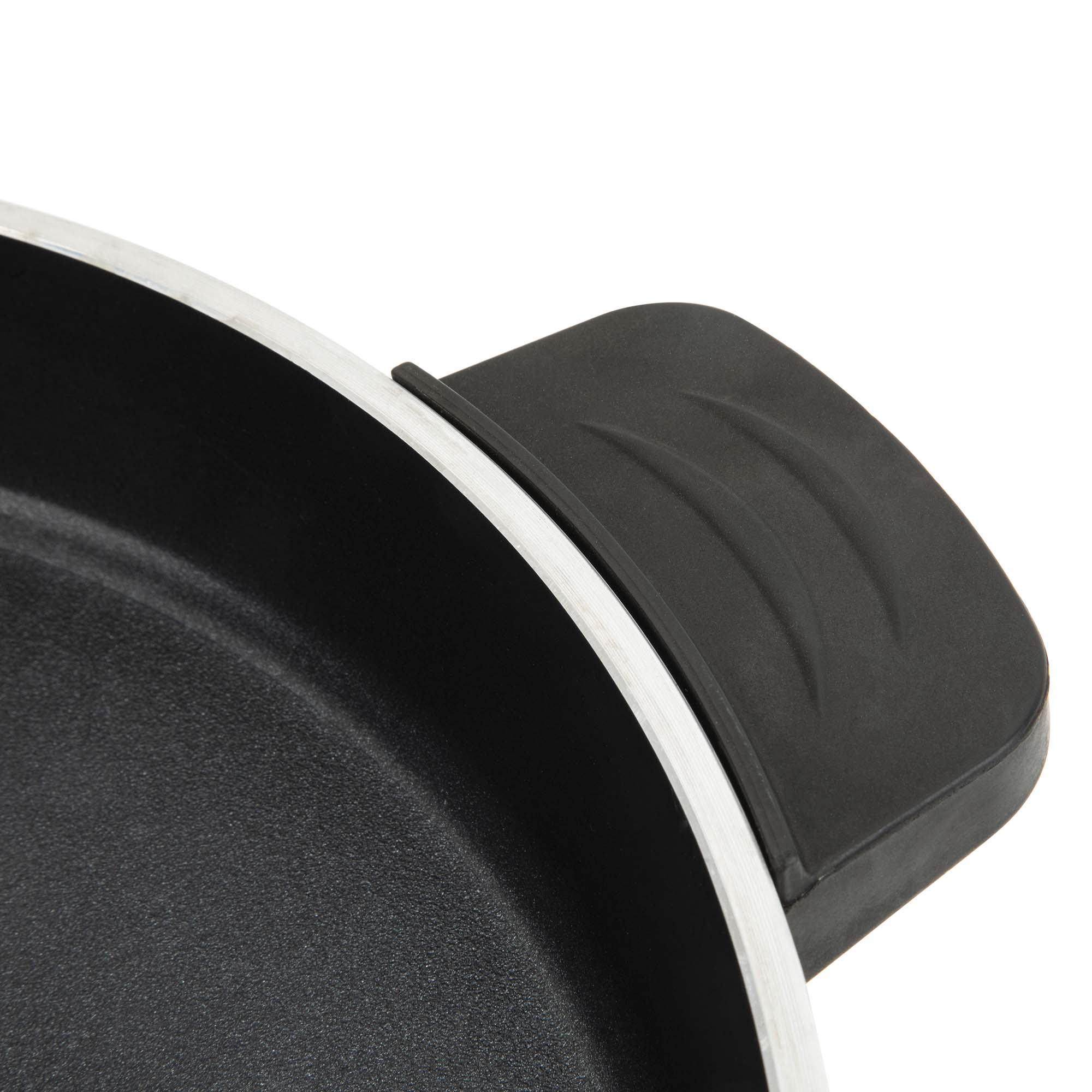 Primer plano de utensilios de cocina negros con borde plateado y asa negra.