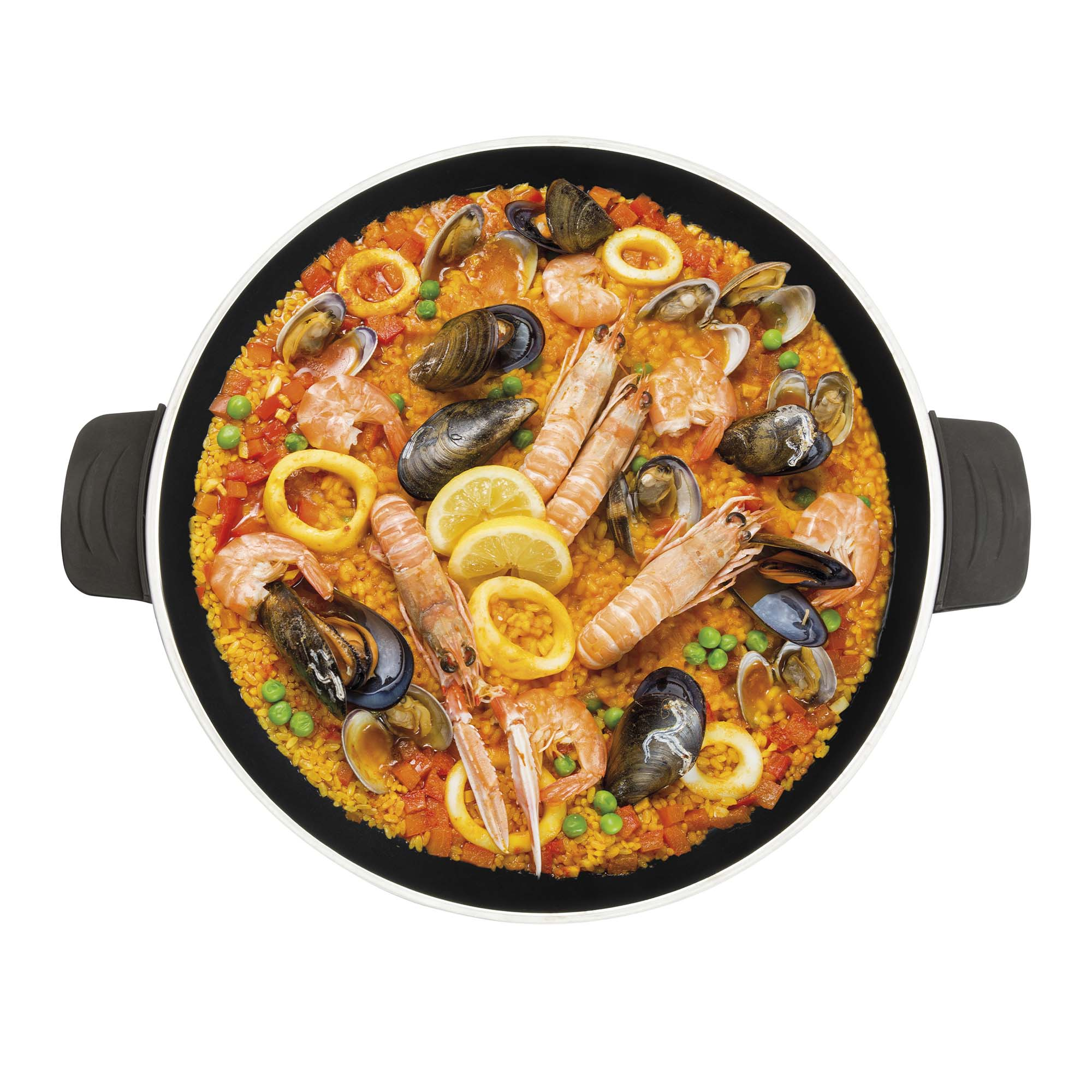 Paella con arroz, gambas, mejillones, anillas de calamar, guisantes y limón.