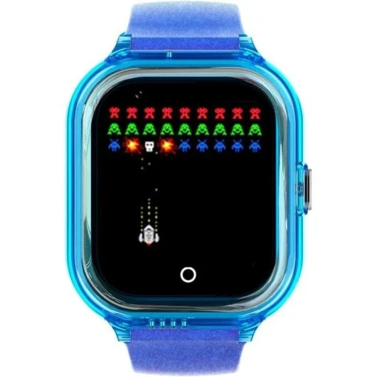 Un smartwatch azul muestra un juego retro del espacio con alienígenas y una nave.