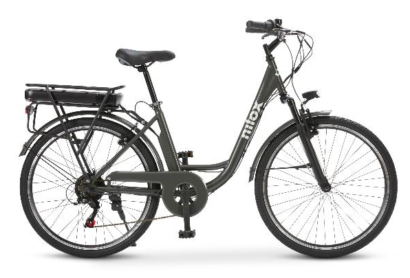 Una bicicleta eléctrica oscura con portaequipajes y batería, sobre fondo blanco.