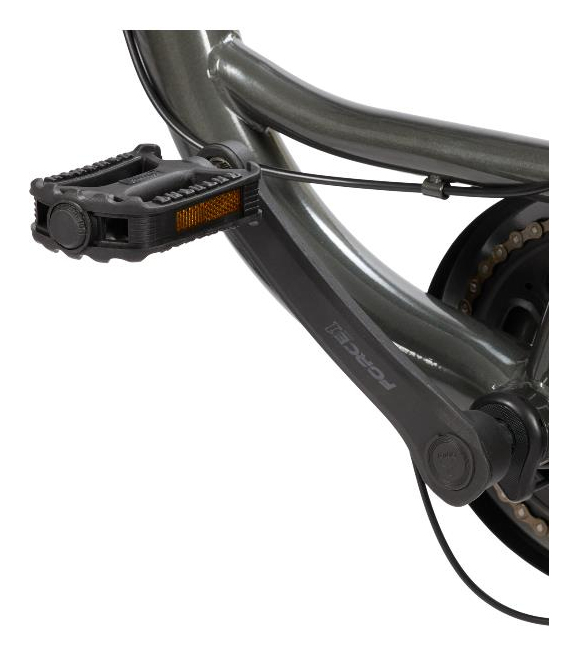 Pedal de bicicleta gris con reflector y cadena al fondo.