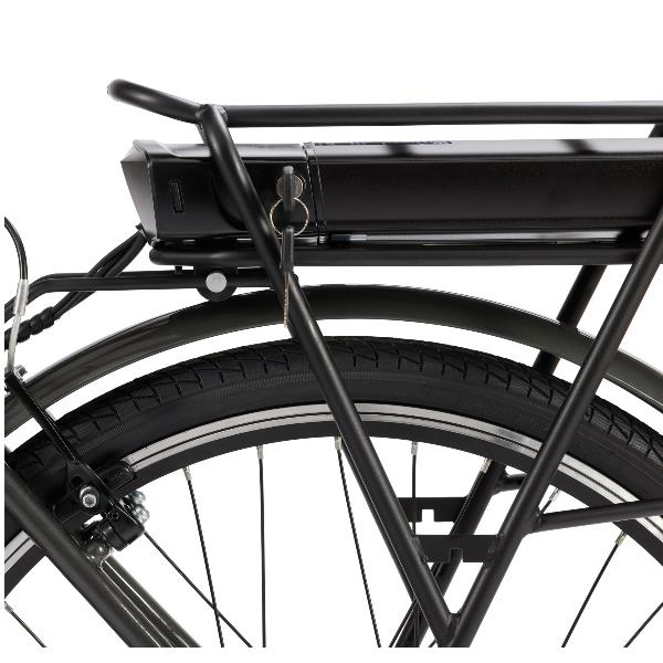 Primer plano del portaequipajes y rueda de una e-bike con batería.