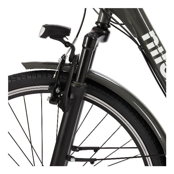 Primer plano de la rueda delantera y horquilla de una bicicleta oscura con faro.