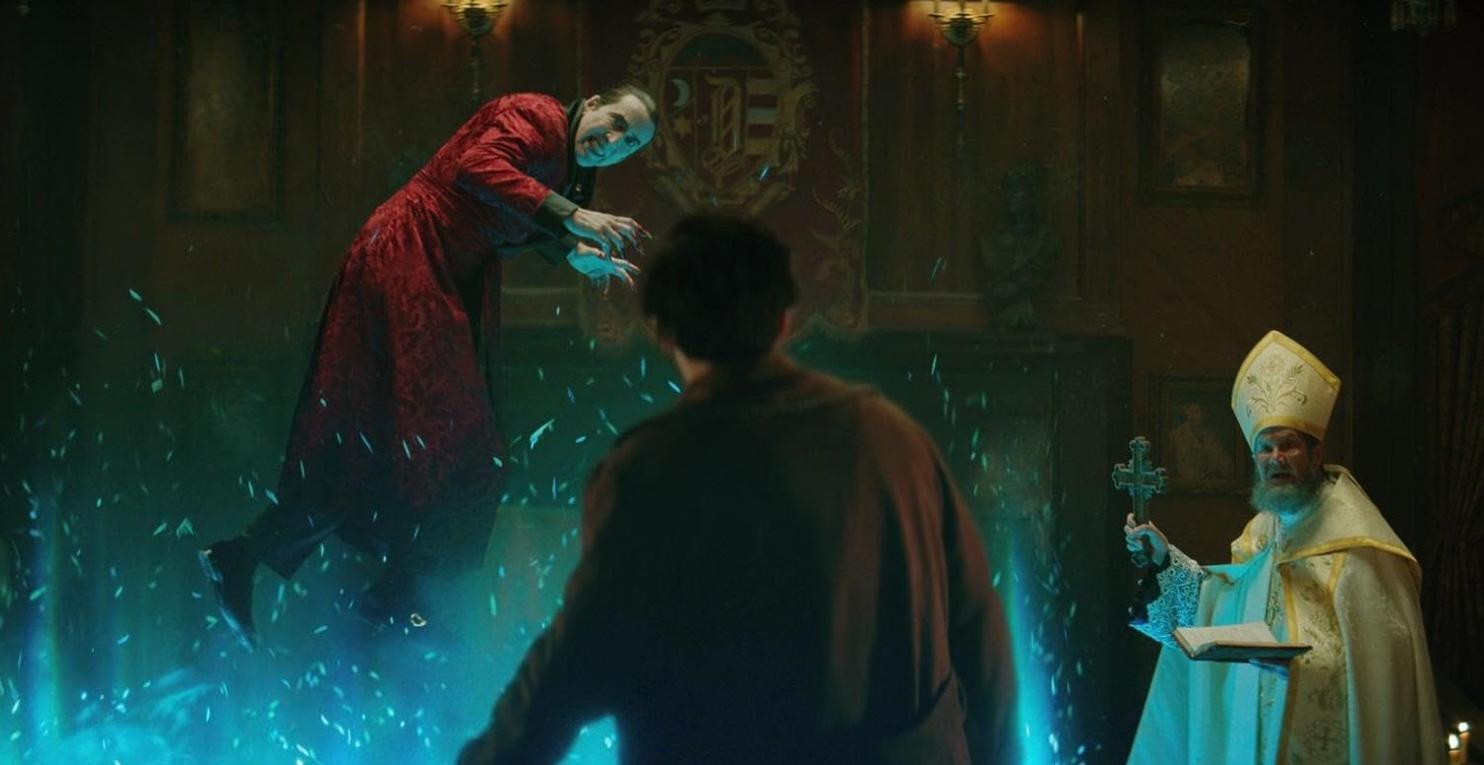 Ein Mann in Rot schwebt über einem blauen Wirbel, ein Priester hält ein Kreuz.