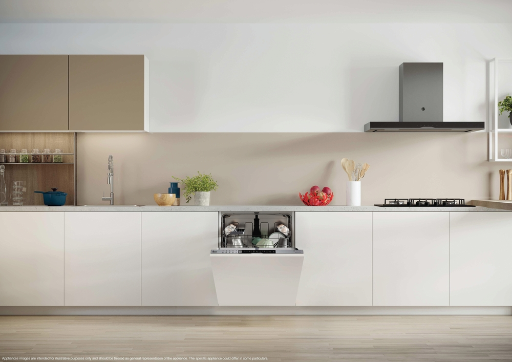 Beyaz dolaplı, açık bulaşık makineli ve davlumbazlı modern mutfak.