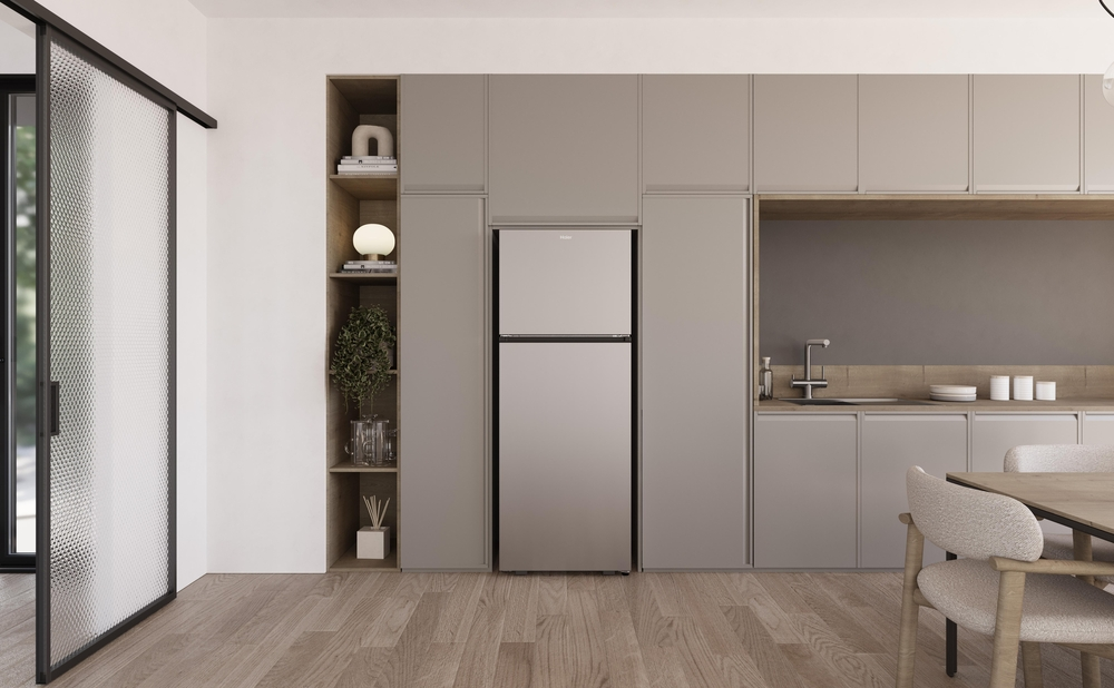 Buzdolabı, dolaplar, lavabo ve yemek masası içeren modern mutfak.