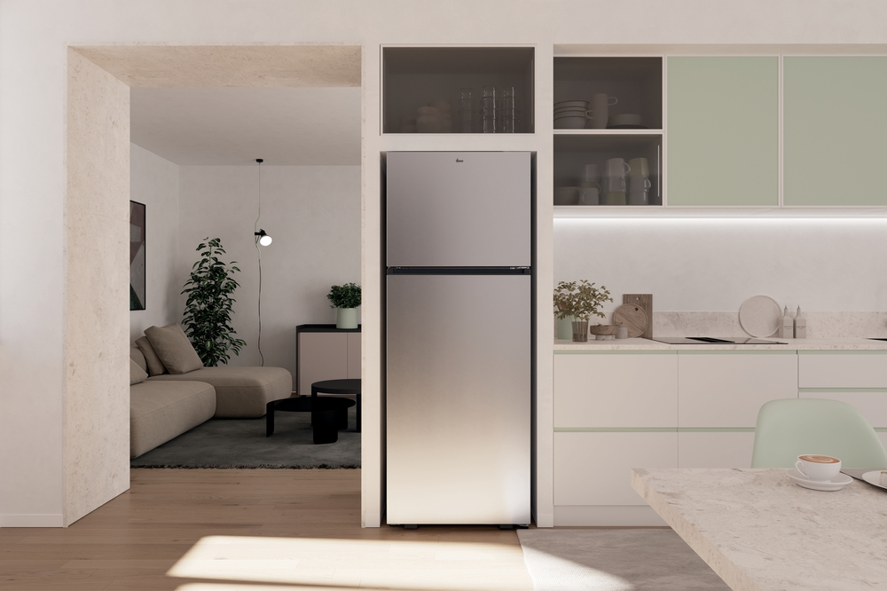 Gümüş buzdolabı, beyaz dolaplı ve pastel vurgulu modern bir mutfakta duruyor.