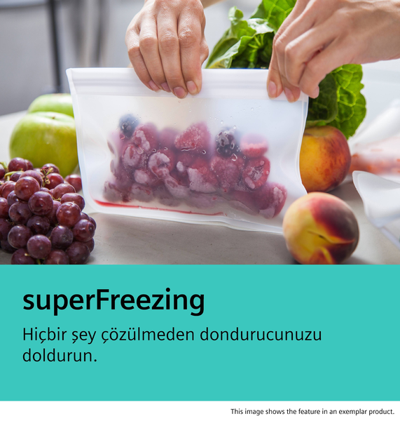 Eller dondurulmuş böğürtlen, elma ve şeftalili dondurucu poşeti kapatıyor.