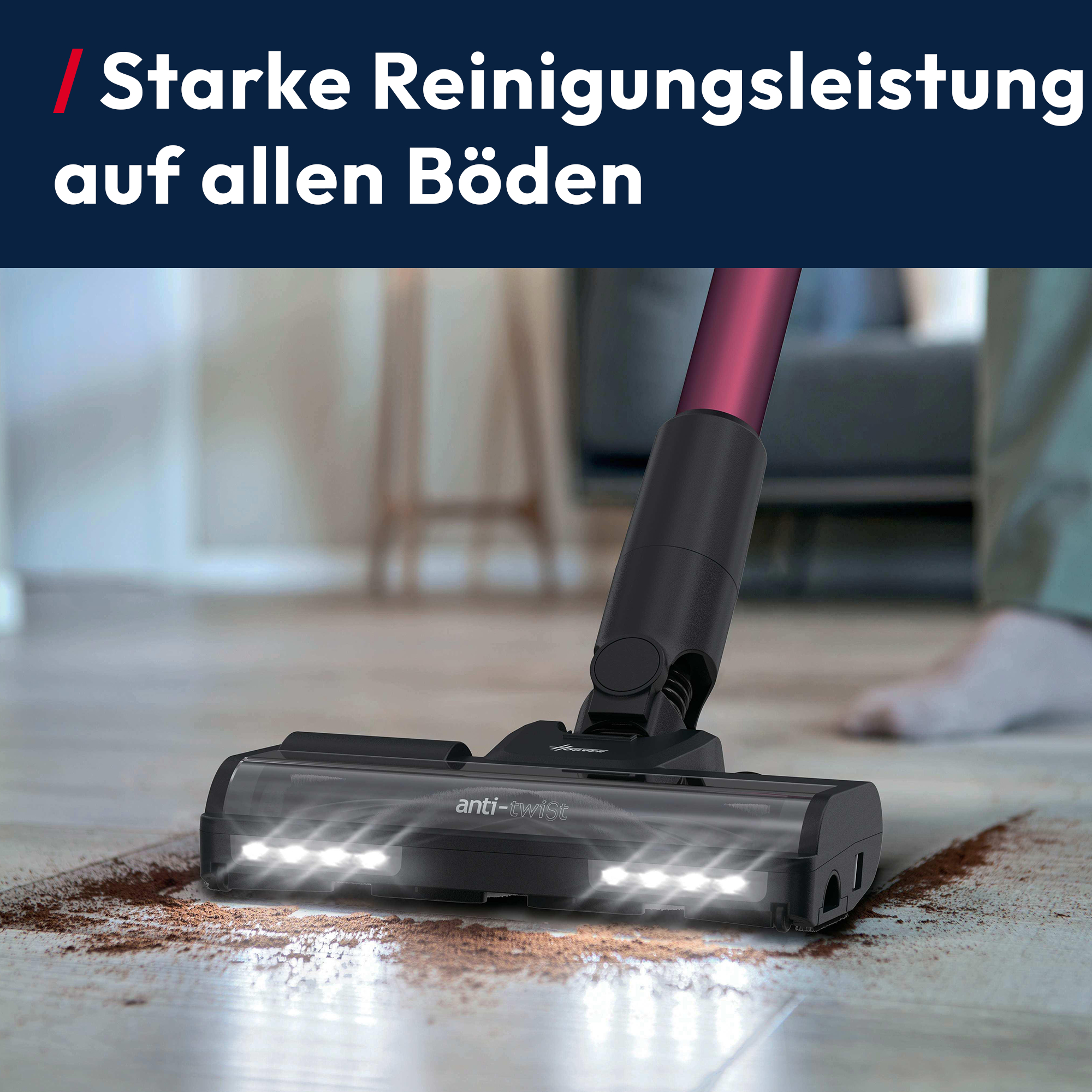Ein Staubsaugerkopf mit Lichtern reinigt Schmutz auf einem Holzboden.