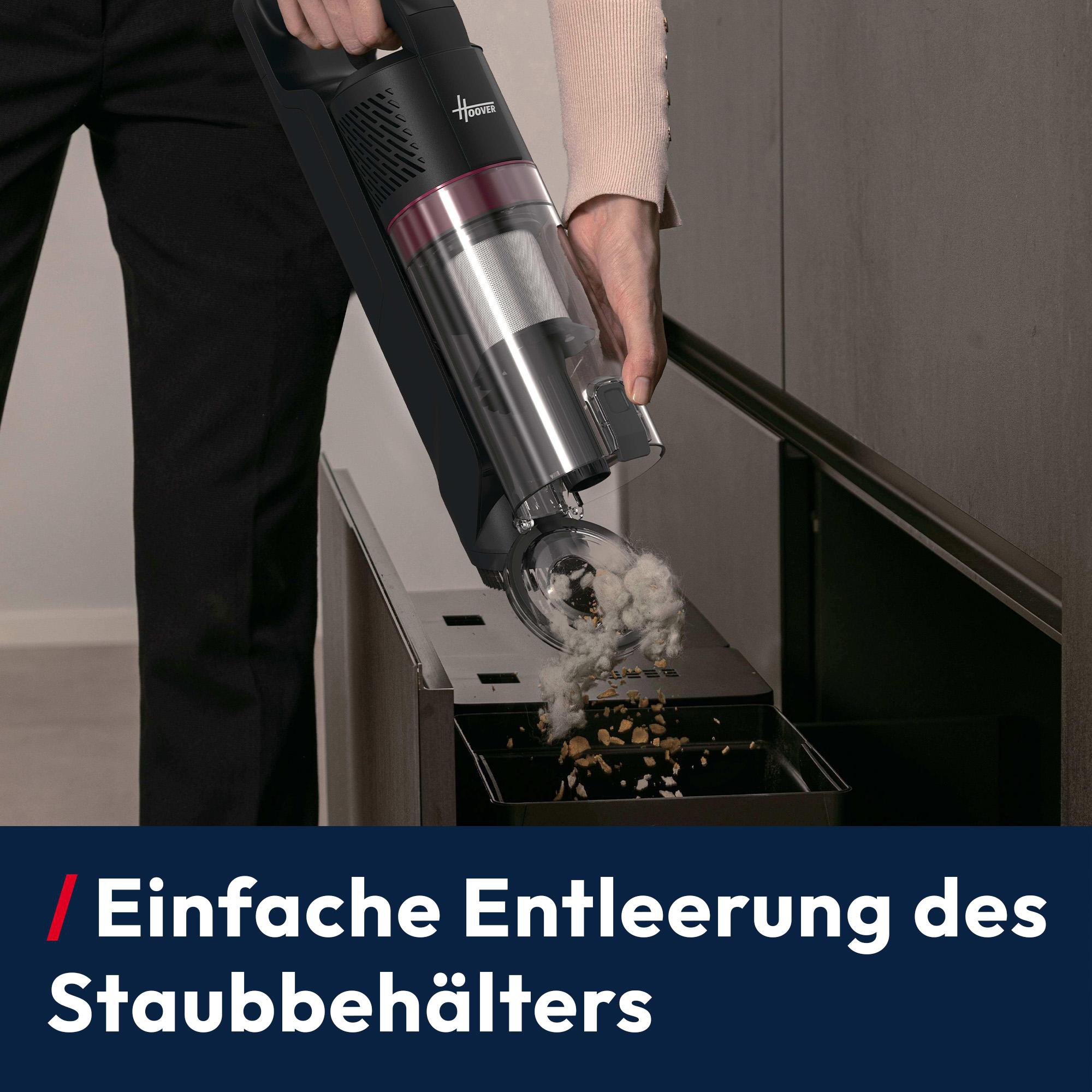 Ein Mann leert einen Staubsaugerbehälter mit Staub und Krümeln in einen Mülleimer.