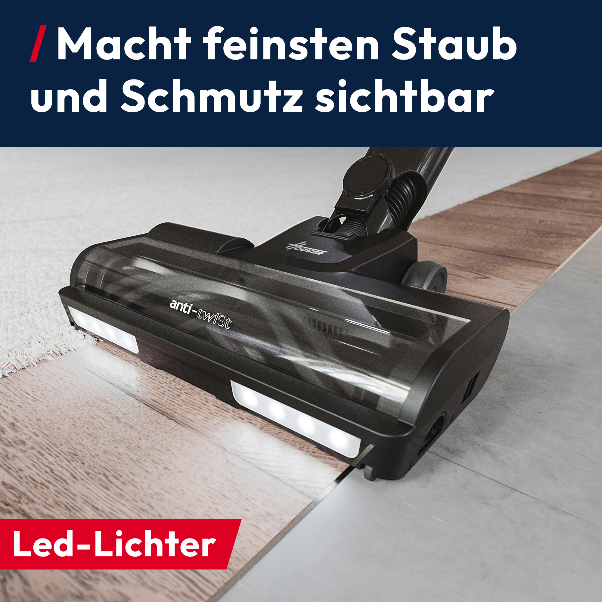 Ein schwarzer Staubsaugerkopf mit LED-Lichtern auf einem Holzboden und Teppich.
