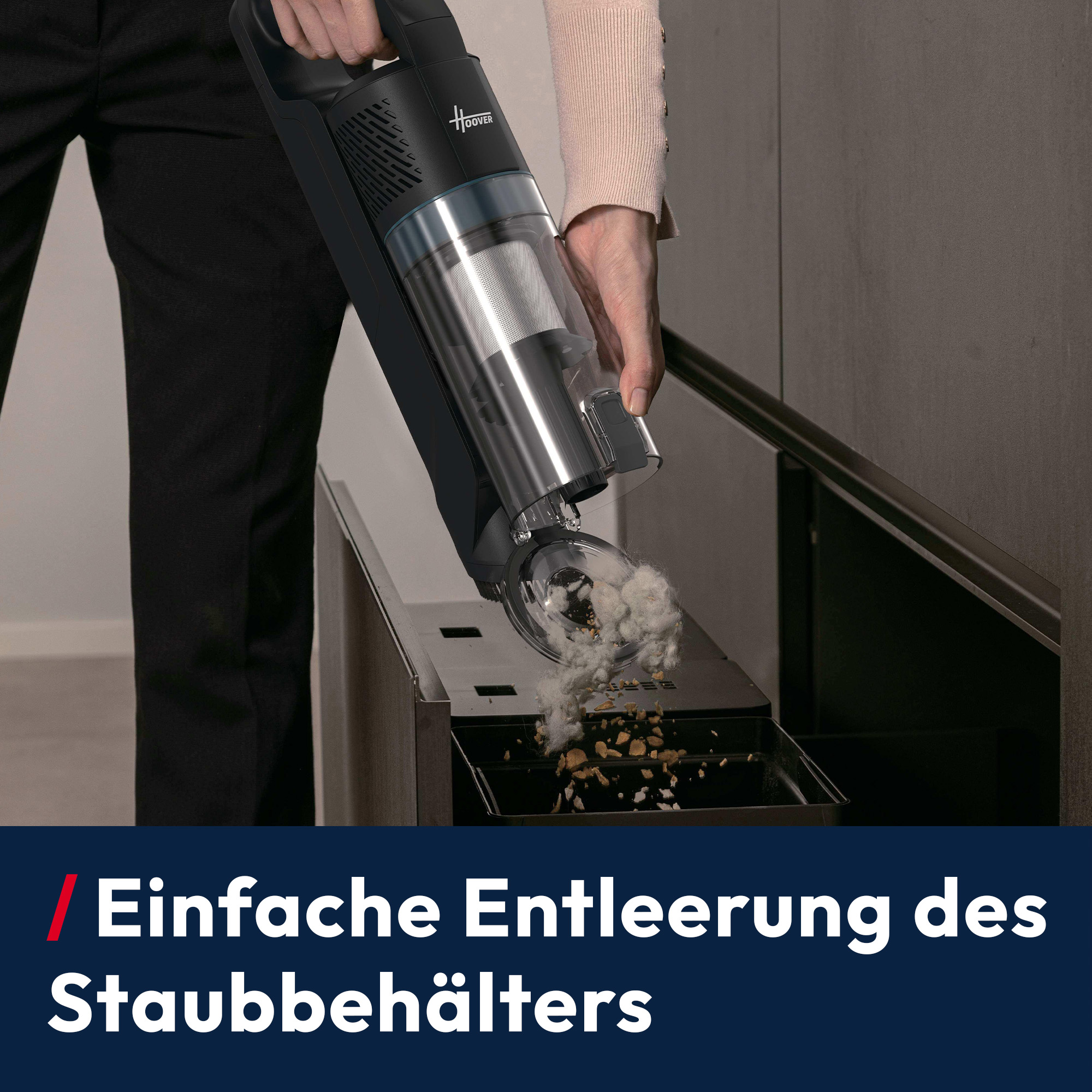 Person leert Staubsaugerbehälter mit Staub und Krümeln in einen Mülleimer.