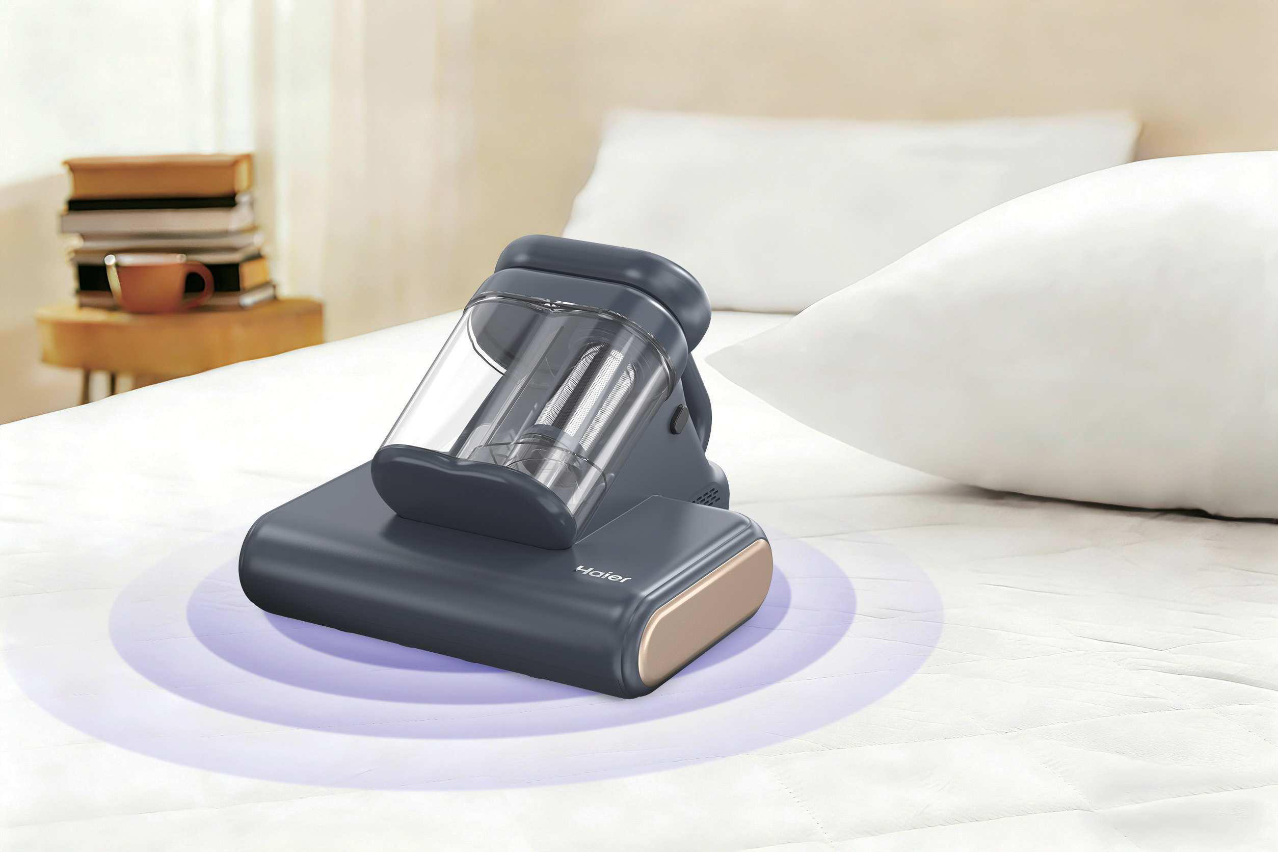 Ein dunkler Matratzenreiniger mit durchsichtigem Behälter steht auf einem weißen Bett.
