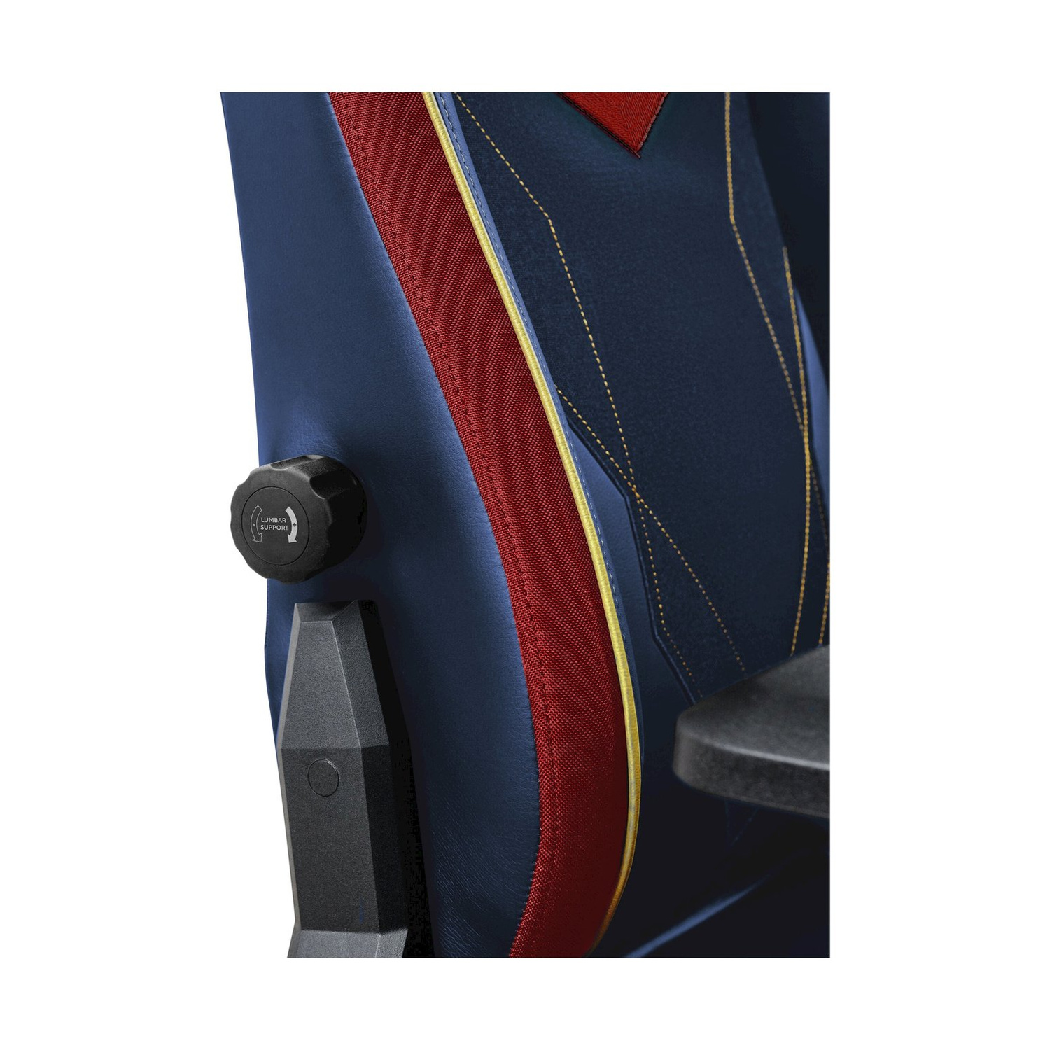 Lato sedia gaming blu scuro con striscia rossa e cuciture gialle.