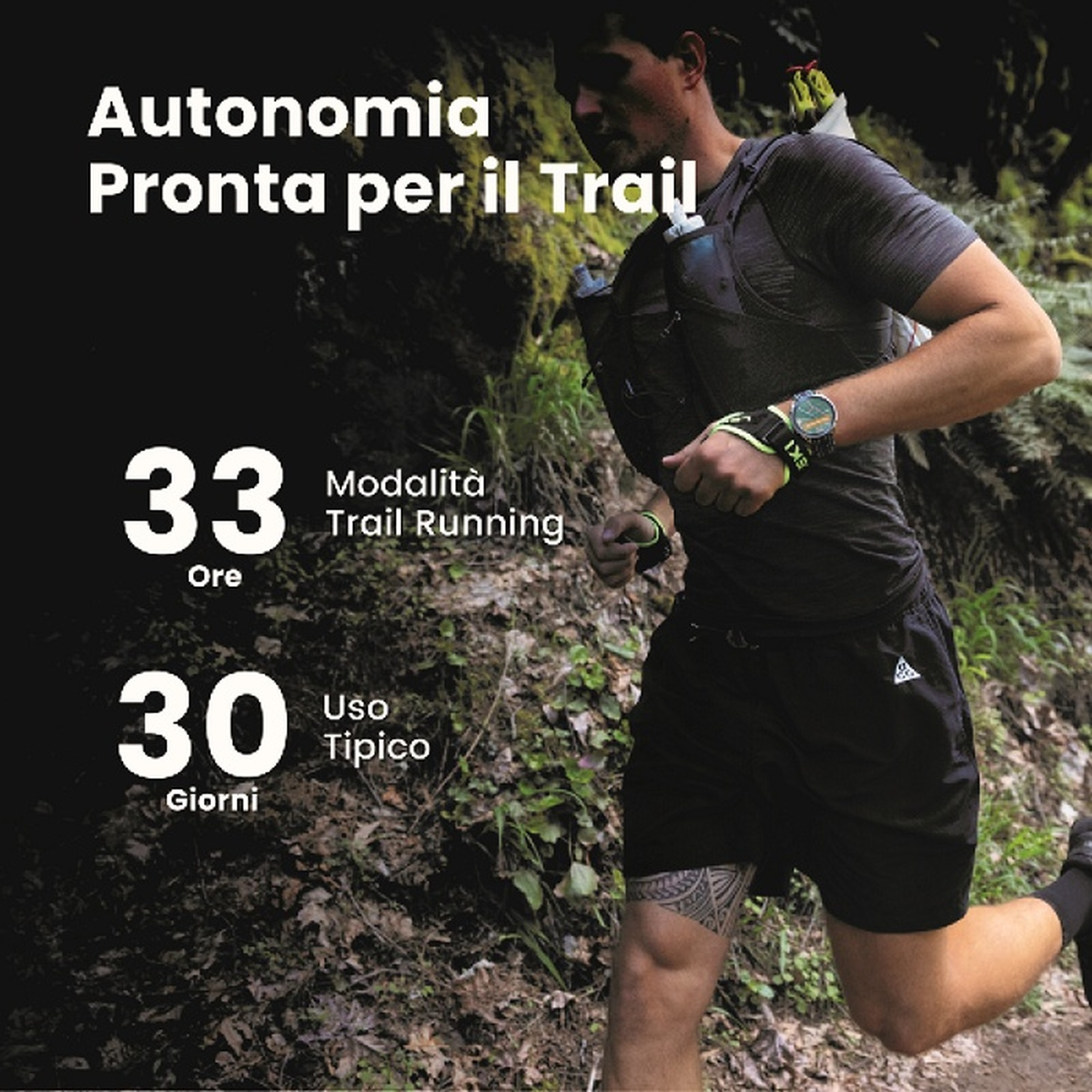 Uomo corre su sentiero con orologio e zaino. 33 ore autonomia, 30 giorni uso tipico.