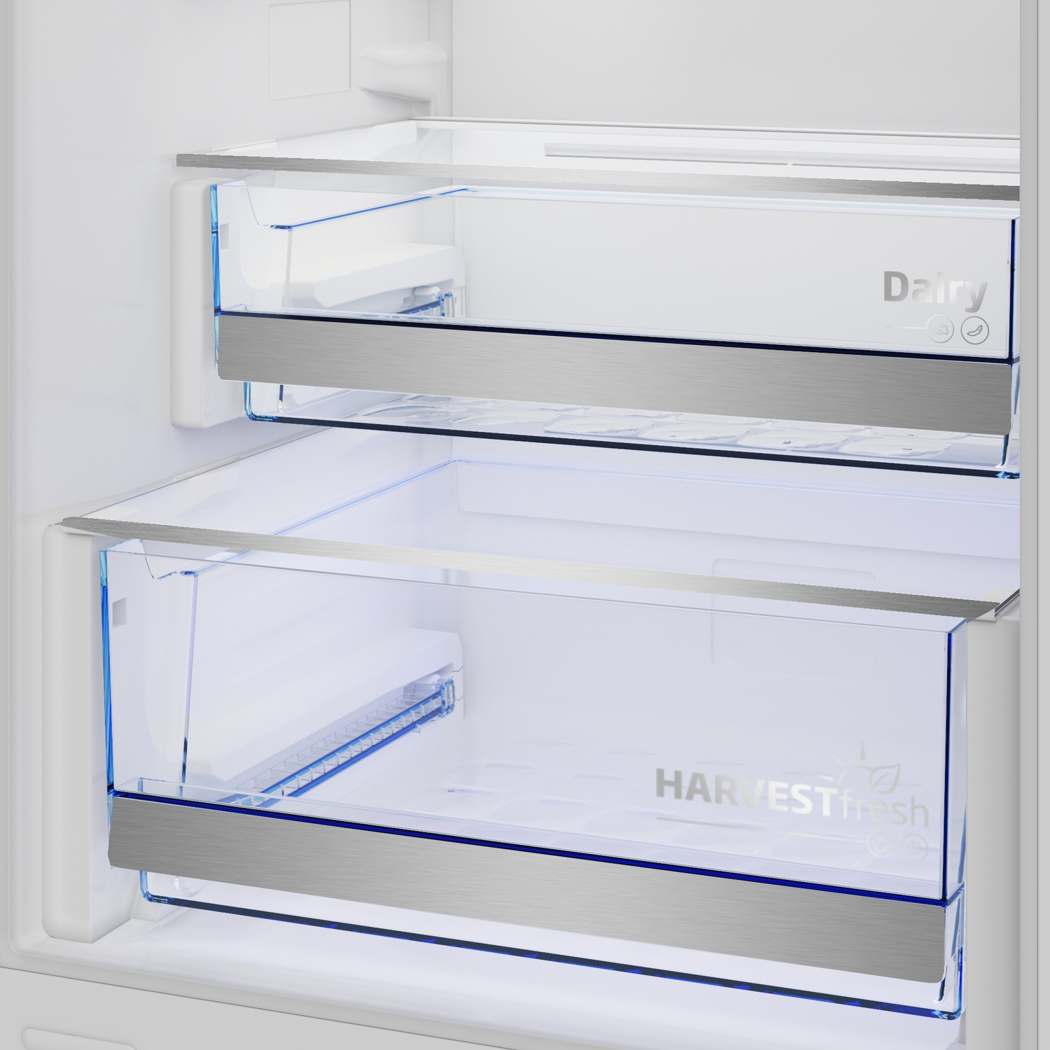 Interno di un frigorifero con due cassetti: 'Dairy' in alto, 'Harvestfresh' sotto.