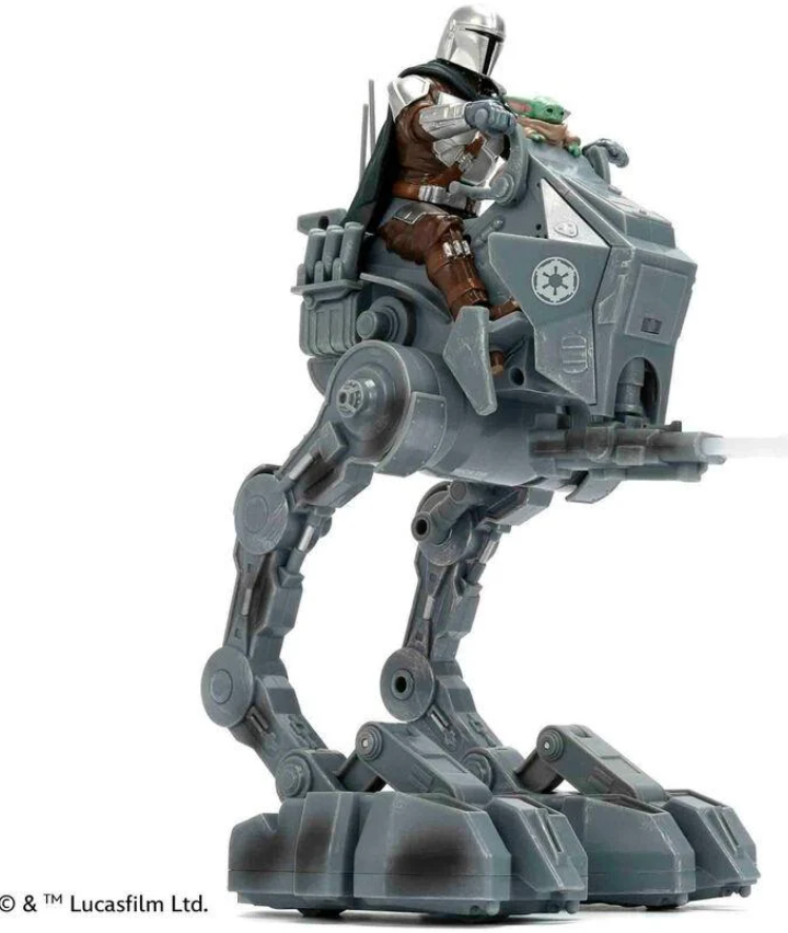 Der Mandalorianer reitet auf einem AT-ST mit Grogu auf dem Schoß.