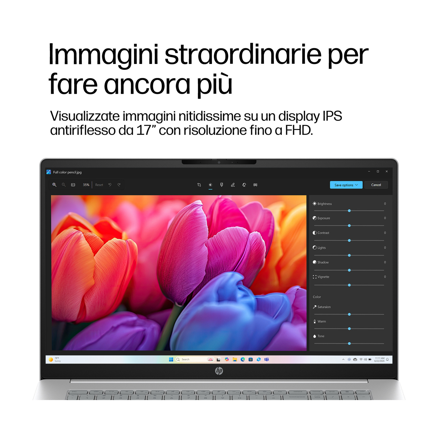 Un laptop mostra un'immagine di tulipani colorati, con cursori di modifica visibili.