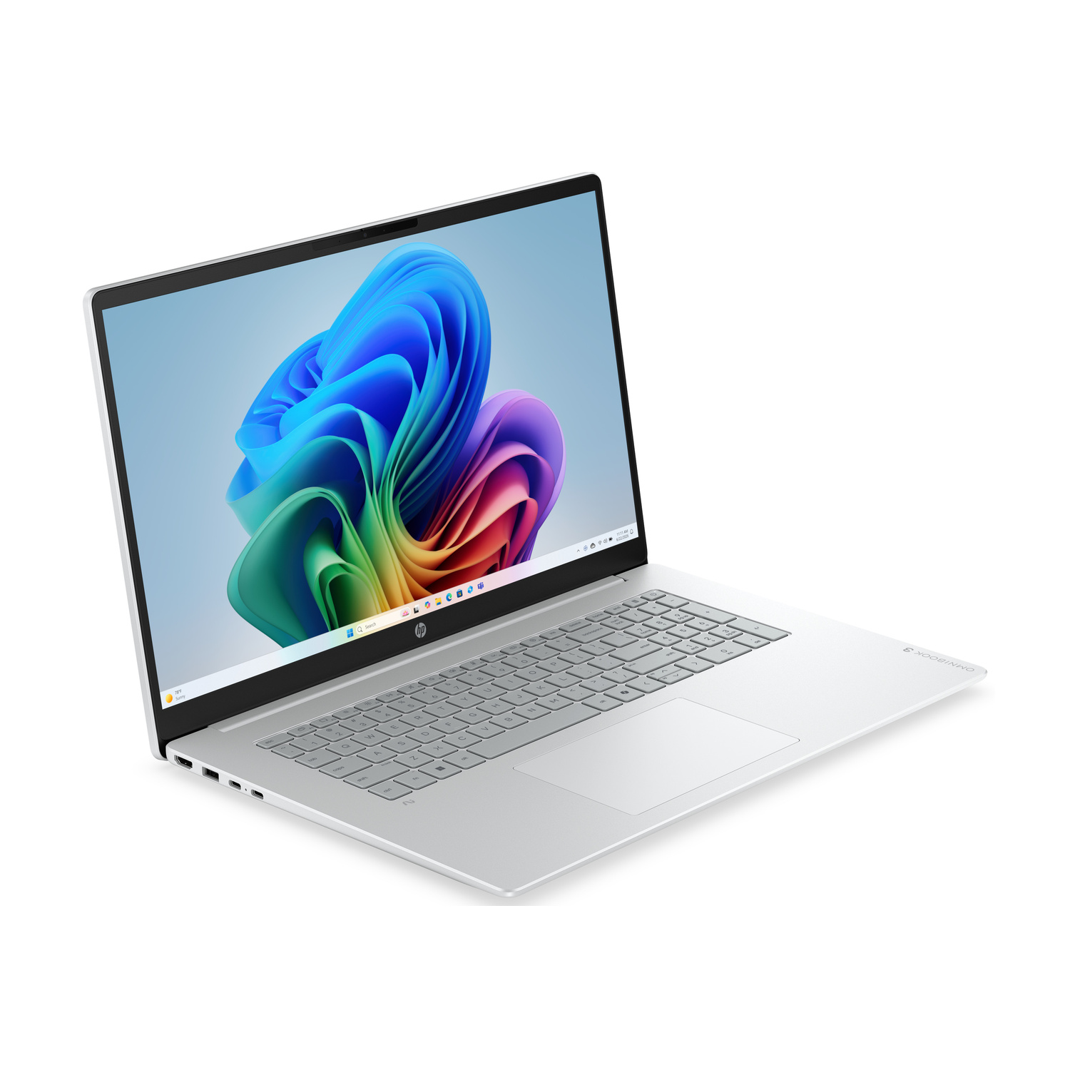 Un laptop HP argentato è aperto, mostrando uno sfondo astratto colorato sul suo schermo.