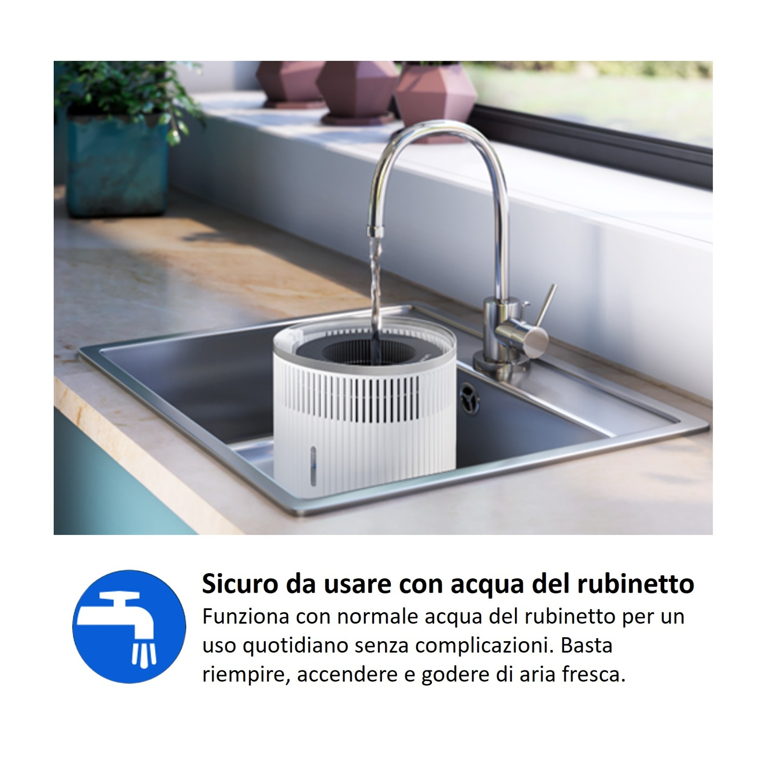 Un umidificatore bianco viene riempito d'acqua in un lavandino sotto un rubinetto.