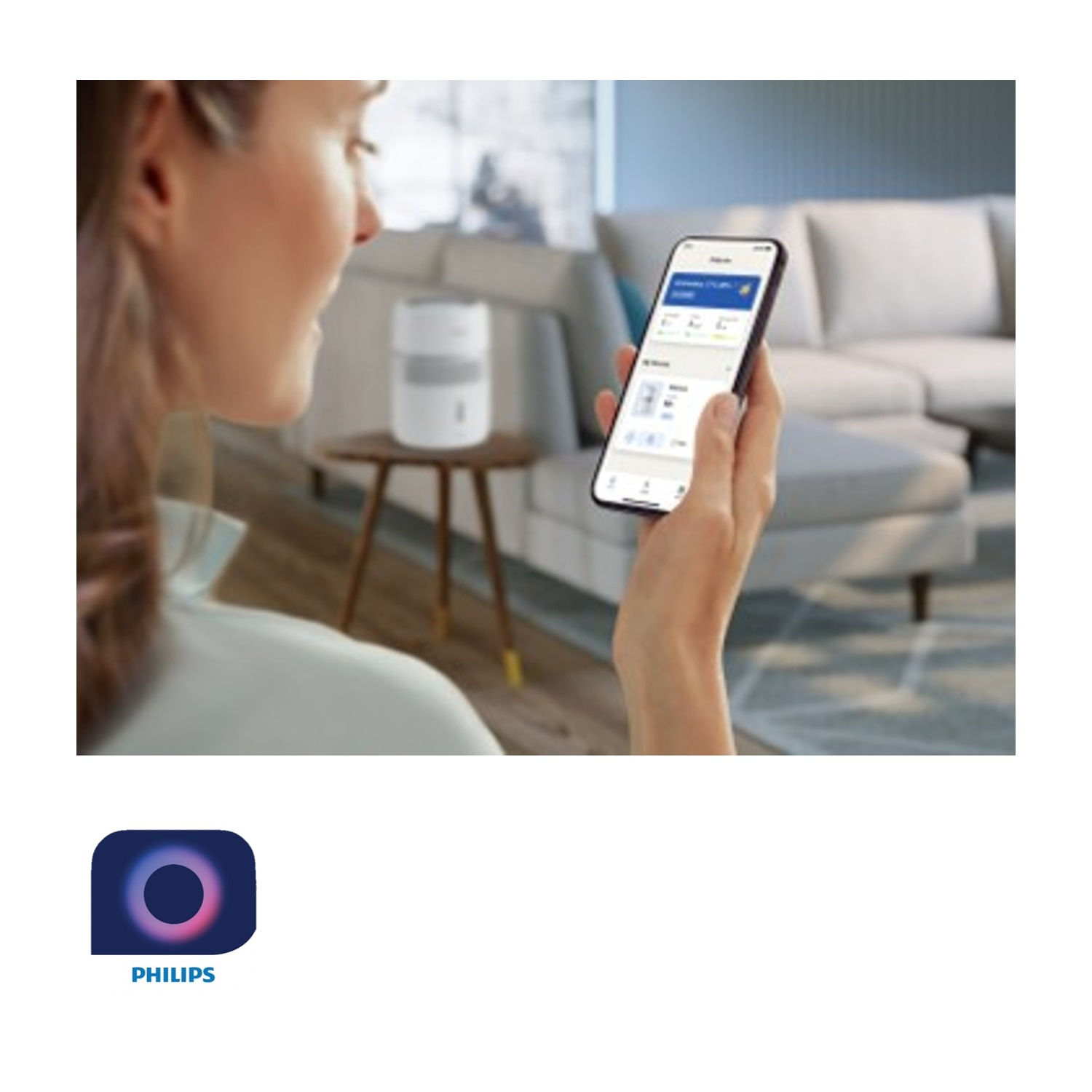 Donna usa telefono per controllare purificatore d'aria.