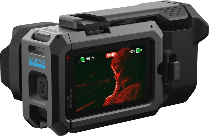 GoPro kamera szőrmekucsmás lány profilját mutatja, vörös fények a háttérben.