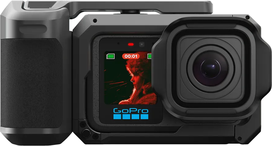 Egy fekete GoPro kamera, amely egy lányt mutat be szőrmekabátban.