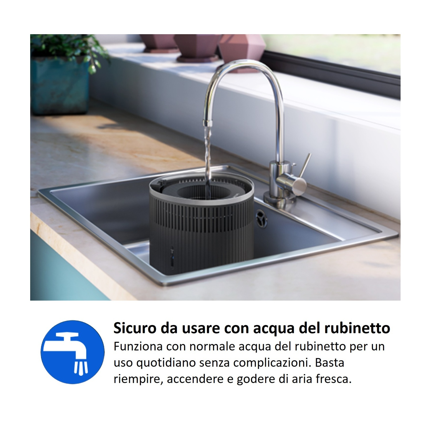 Un filtro purificatore d'aria nero viene sciacquato in un lavello sotto l'acqua corrente.