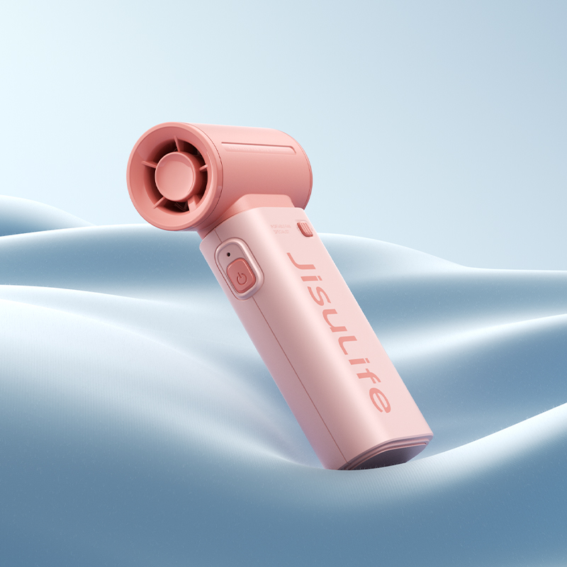 Mavi kumaş üzerinde Jisulife logosu ve güç düğmesi bulunan pembe el fanı.